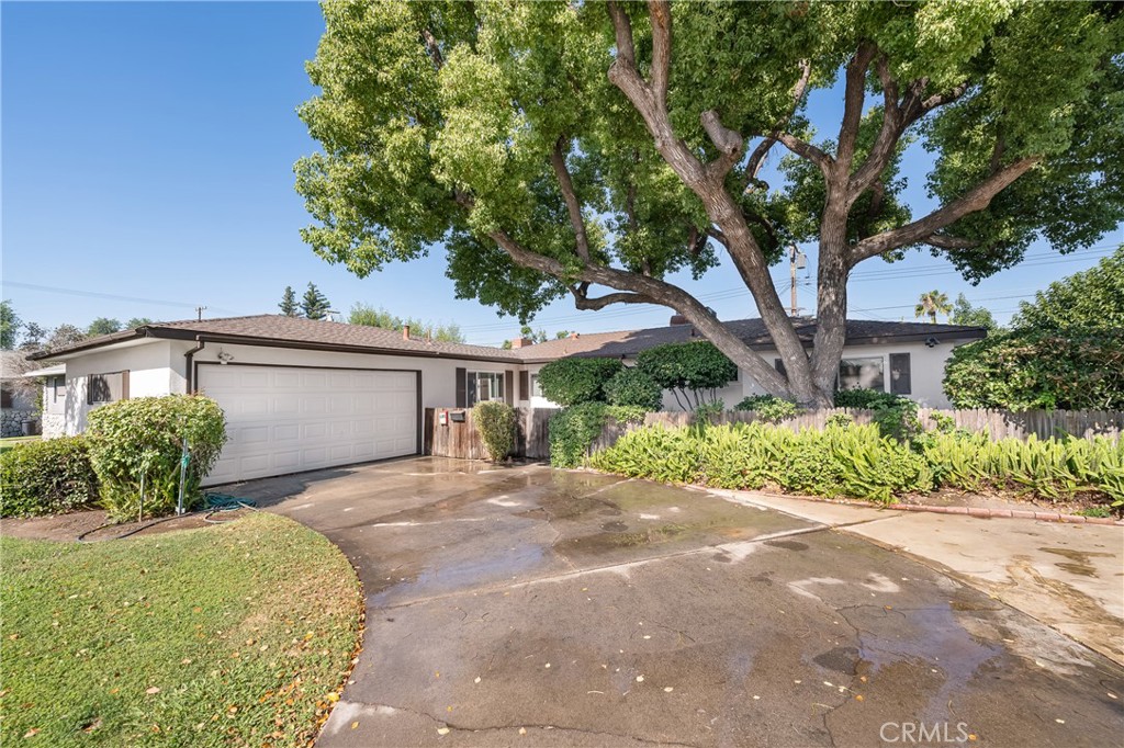 1115 S Whitney Dr, Visalia, CA 93277