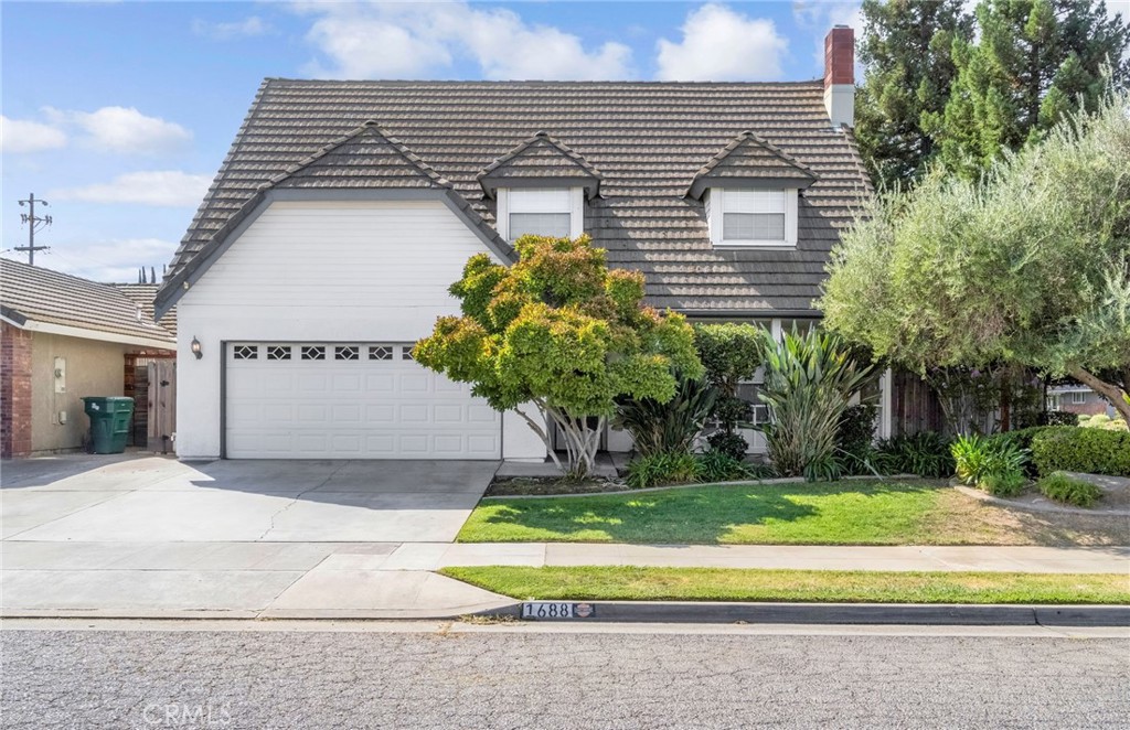 1688 University, Madera, CA 93637