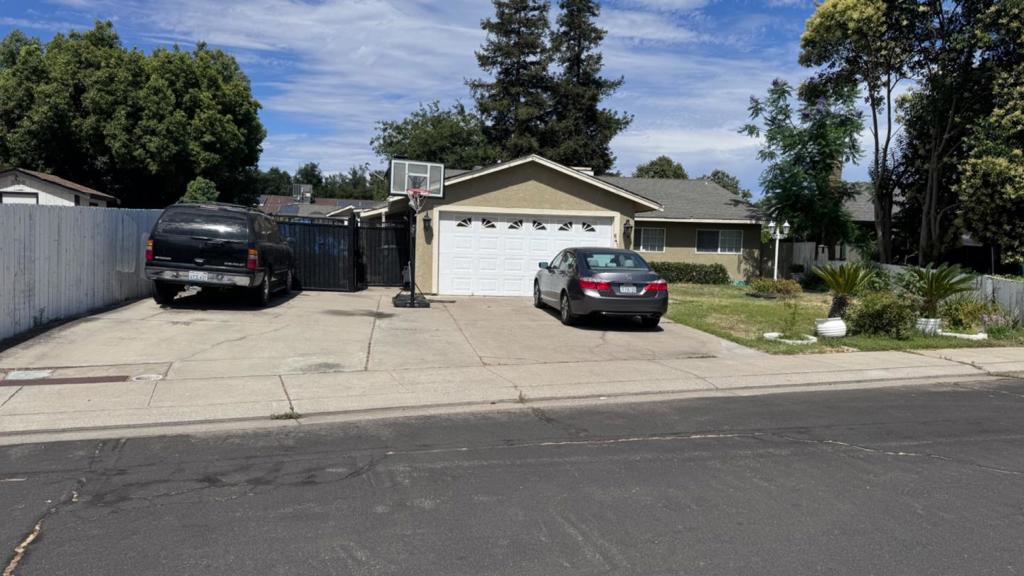 641 Camelia Ln, Manteca, CA 95336