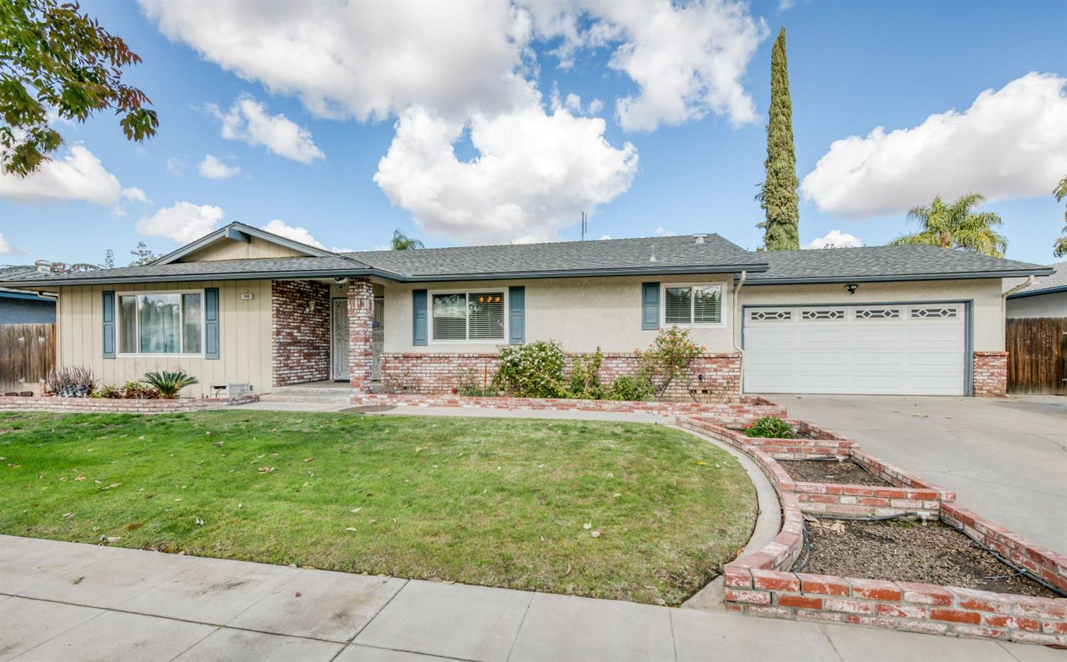 3302 E Vartikian Ave, Fresno, CA 93710