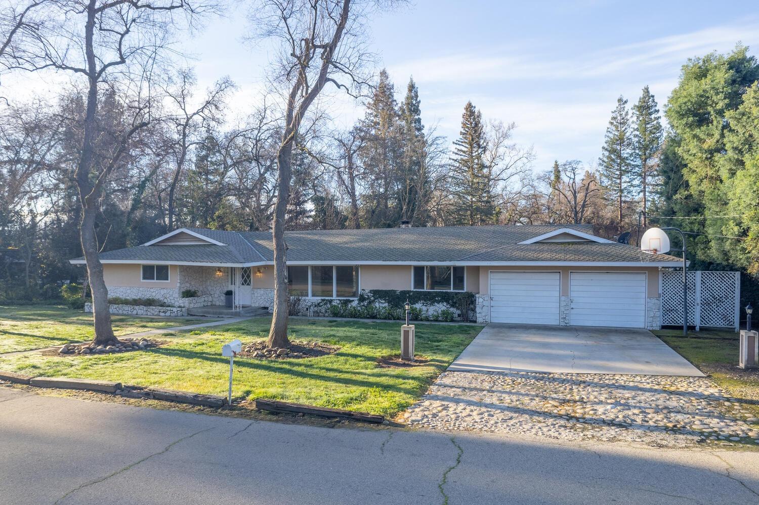 706 Trout Lake Dr, Sanger, CA 93657