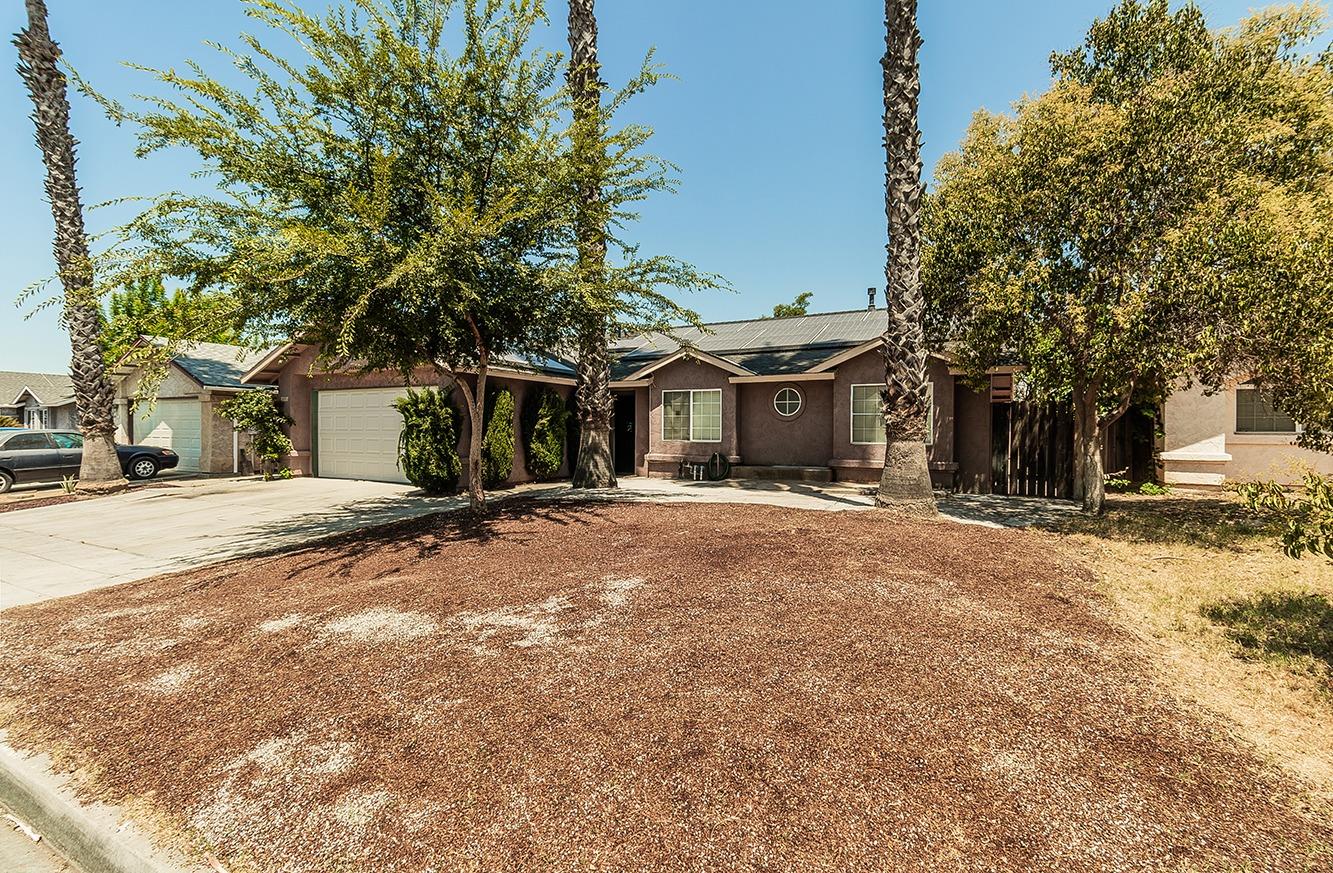 4945 E Burns Ave, Fresno, CA 93725