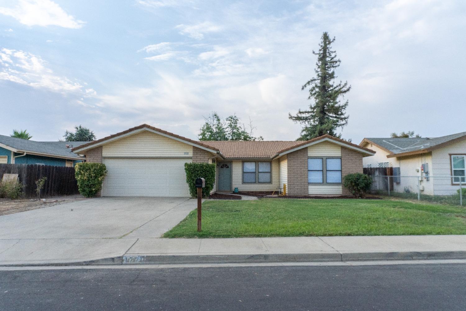 1720 14913 E Seeger Ct, Visalia, CA 93292