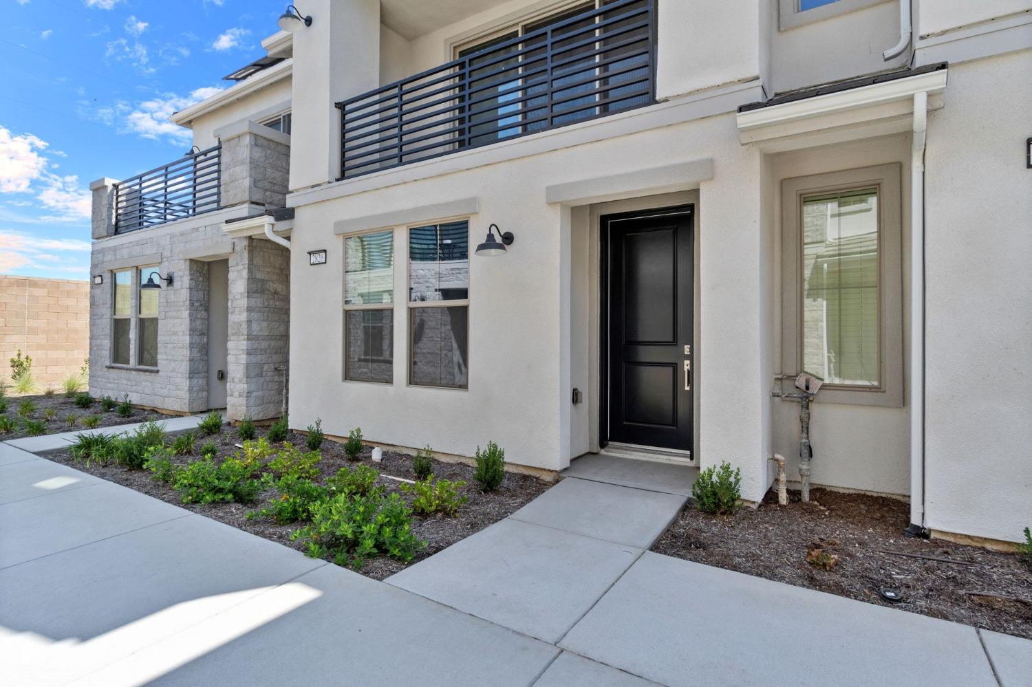2826 E Teaberry Dr, Fresno, CA 93730