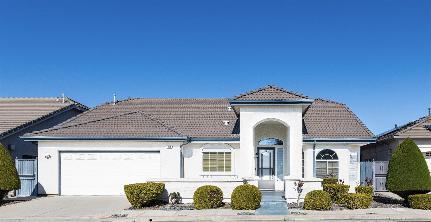 918 E Green Acres Dr, Fresno, CA 93720