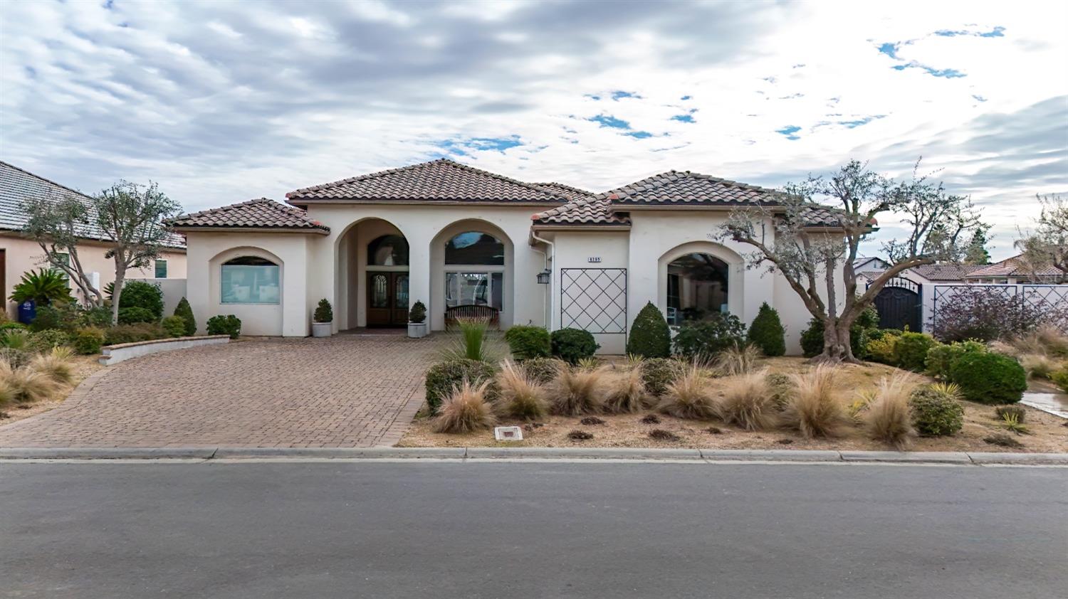 8295 Lake Shore Dr, Chowchilla, CA 93610