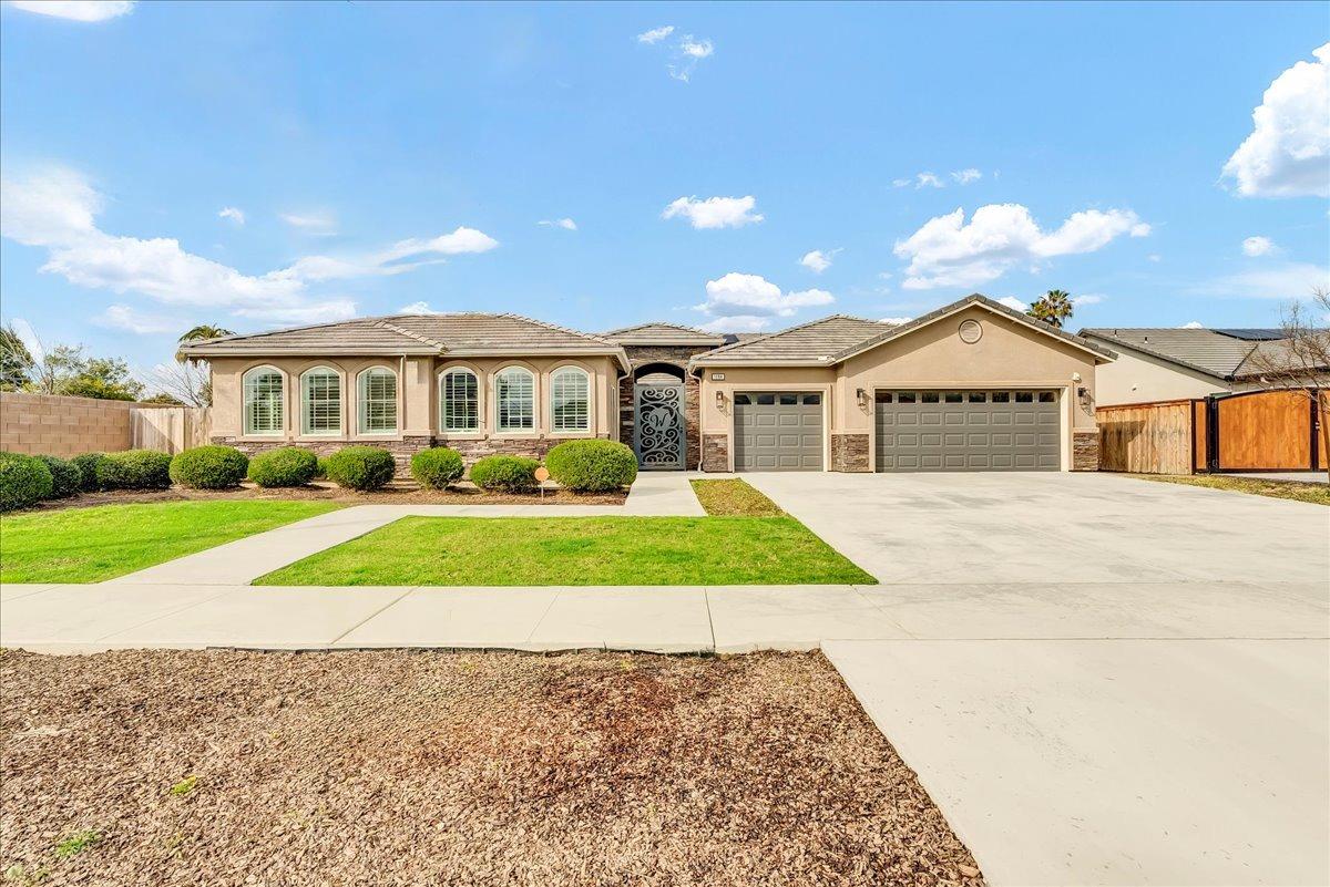 1684 W Berkshire Ln, Hanford, CA 93230