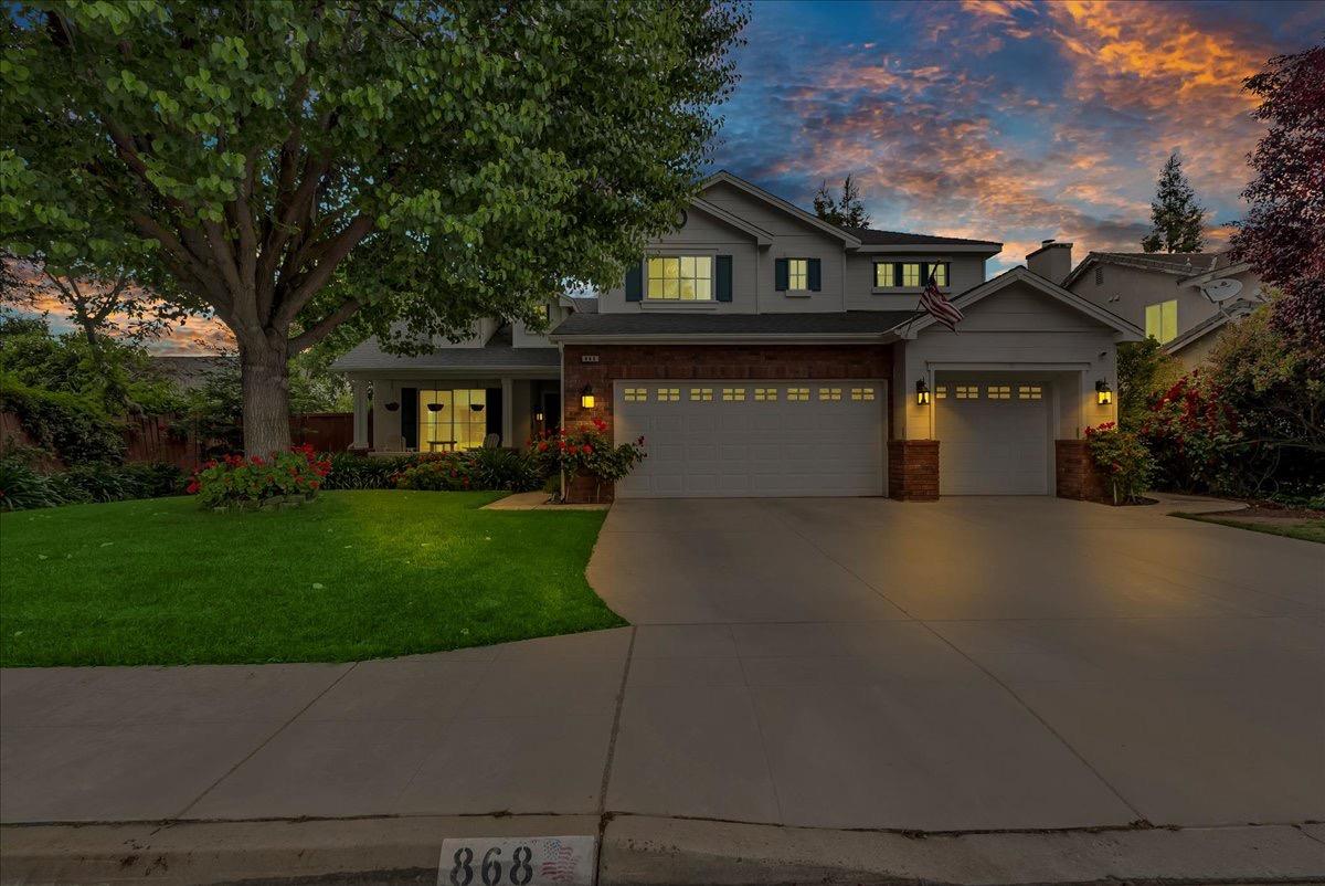 868 N Ash Ave, Clovis, CA 93611