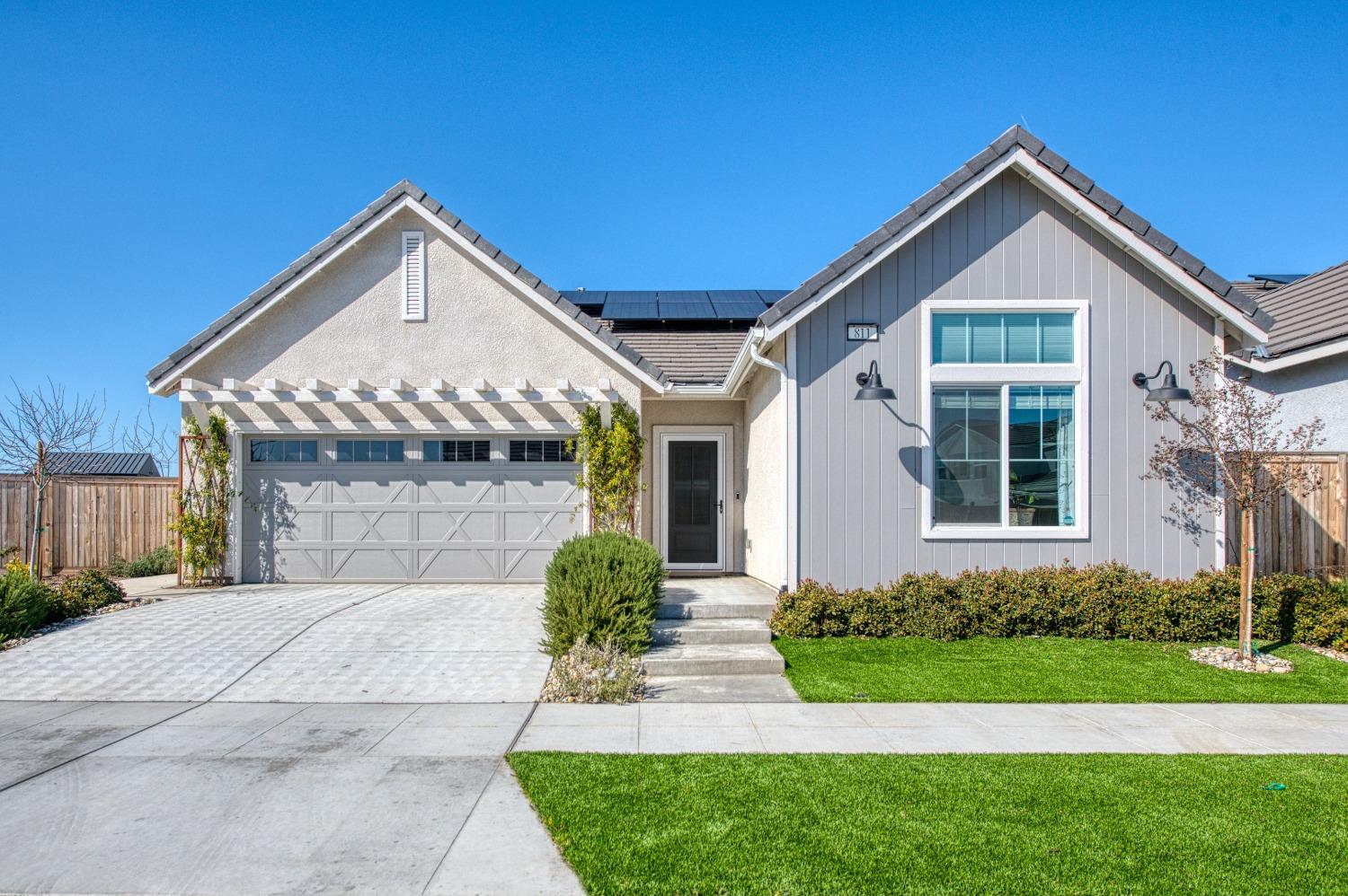 811 Windmill Ave, Clovis, CA 93619