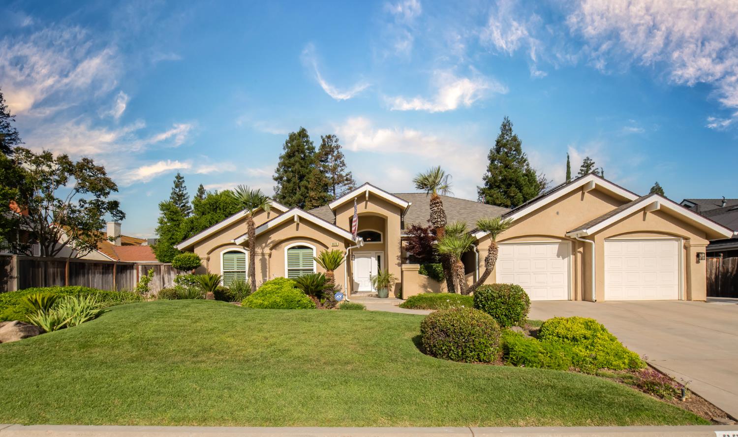 9075 N Woodlawn Dr, Fresno, CA 93720