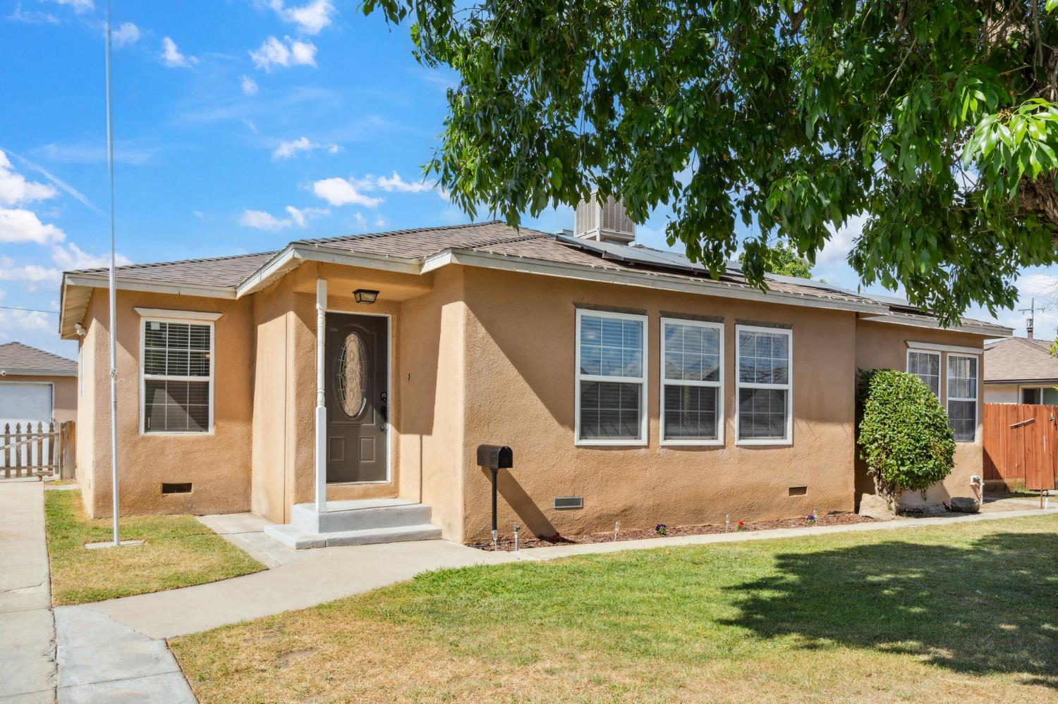 1265 Mehlert St, Kingsburg, CA 93631