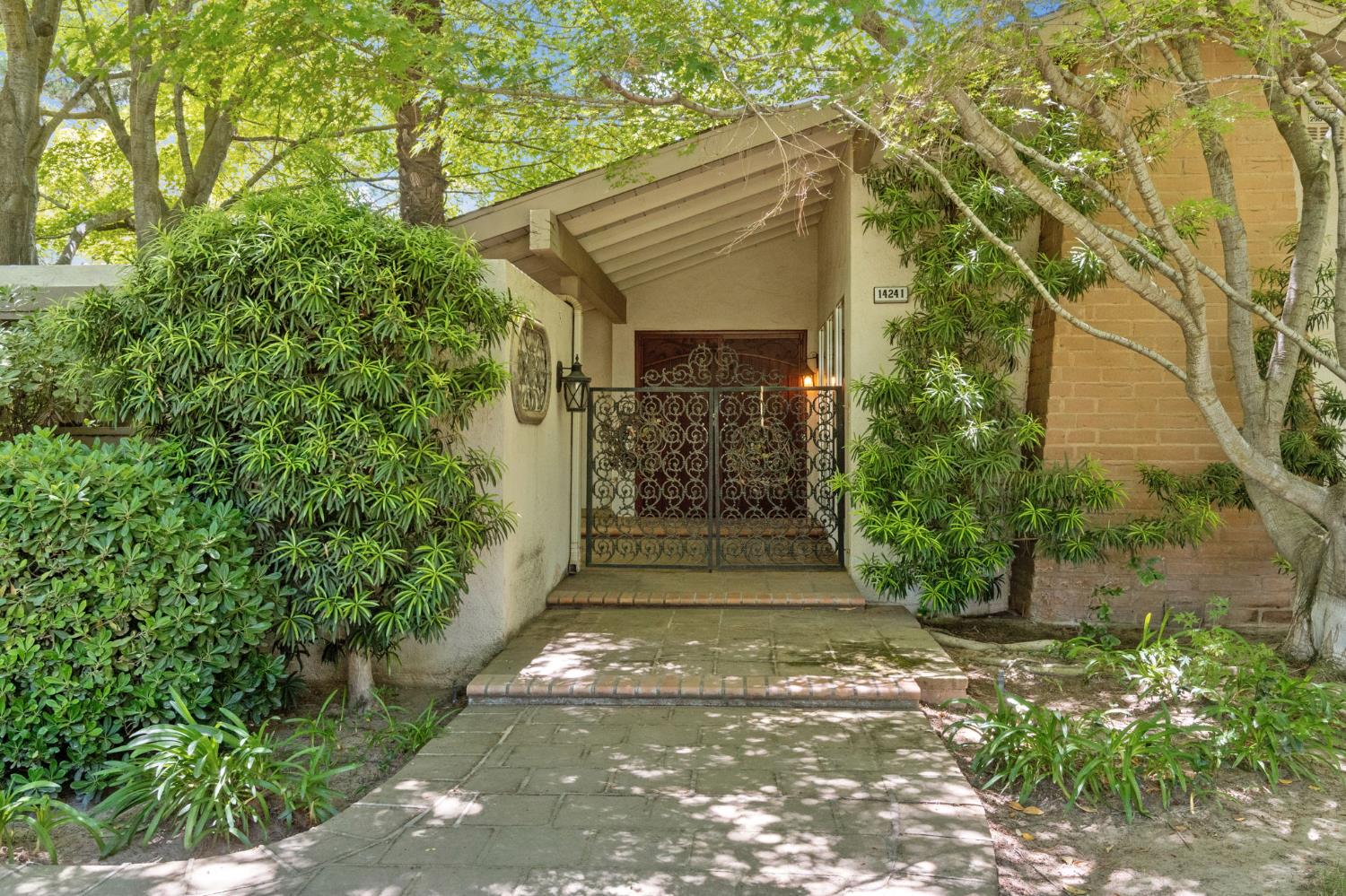 14241 W Kearney Blvd, Kerman, CA 93630