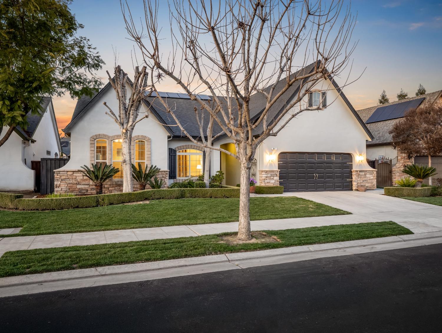 541 W Warwick Ave, Clovis, CA 93619