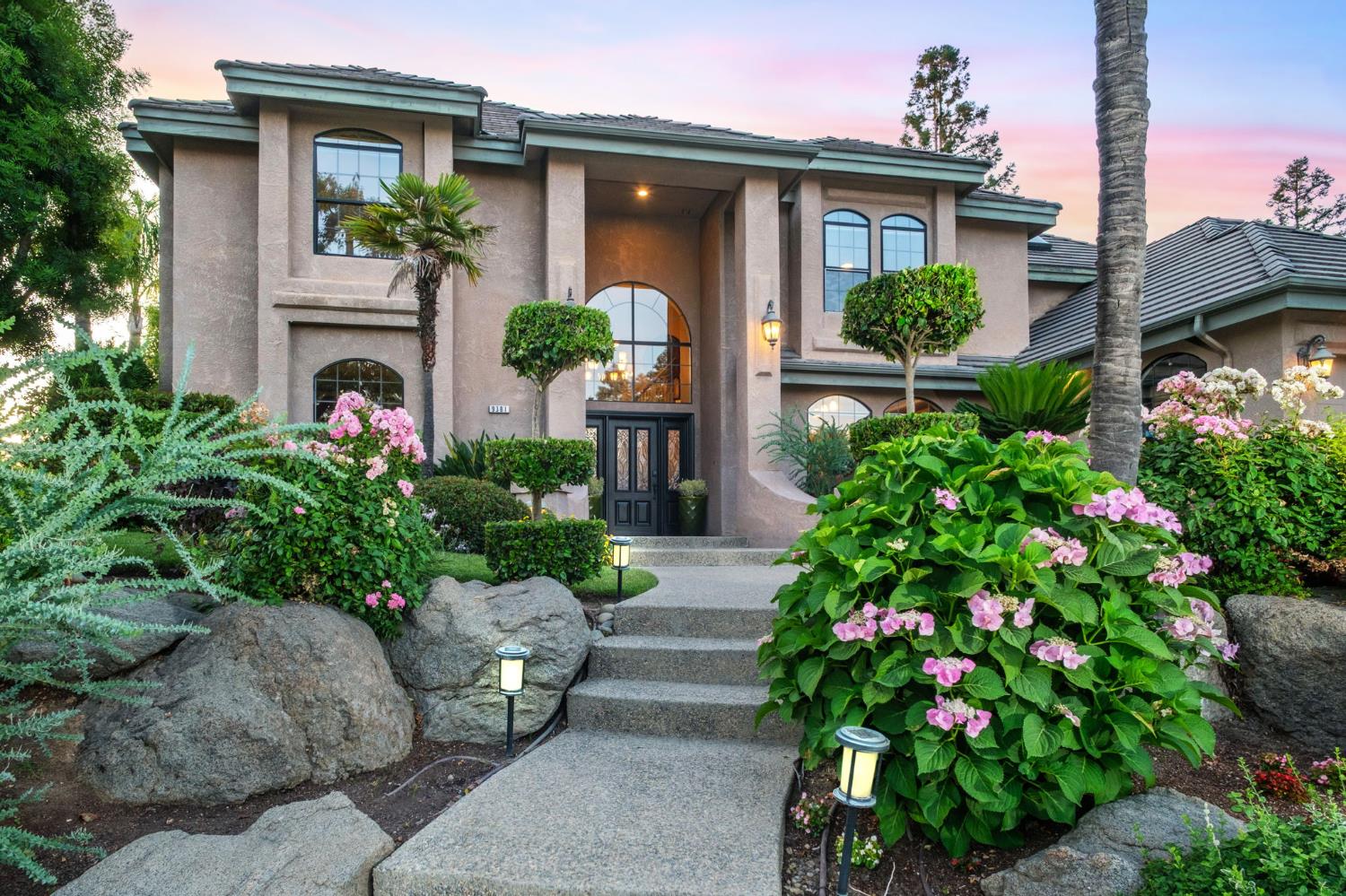 9381 N Woodmont Dr, Fresno, CA 93720