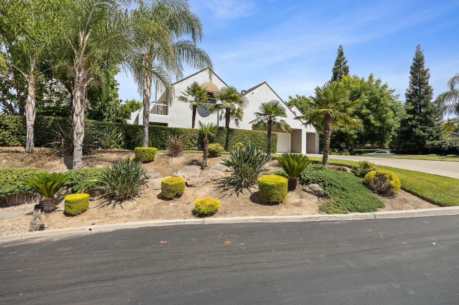 2734 W Bluff Ave, Fresno, CA 93711