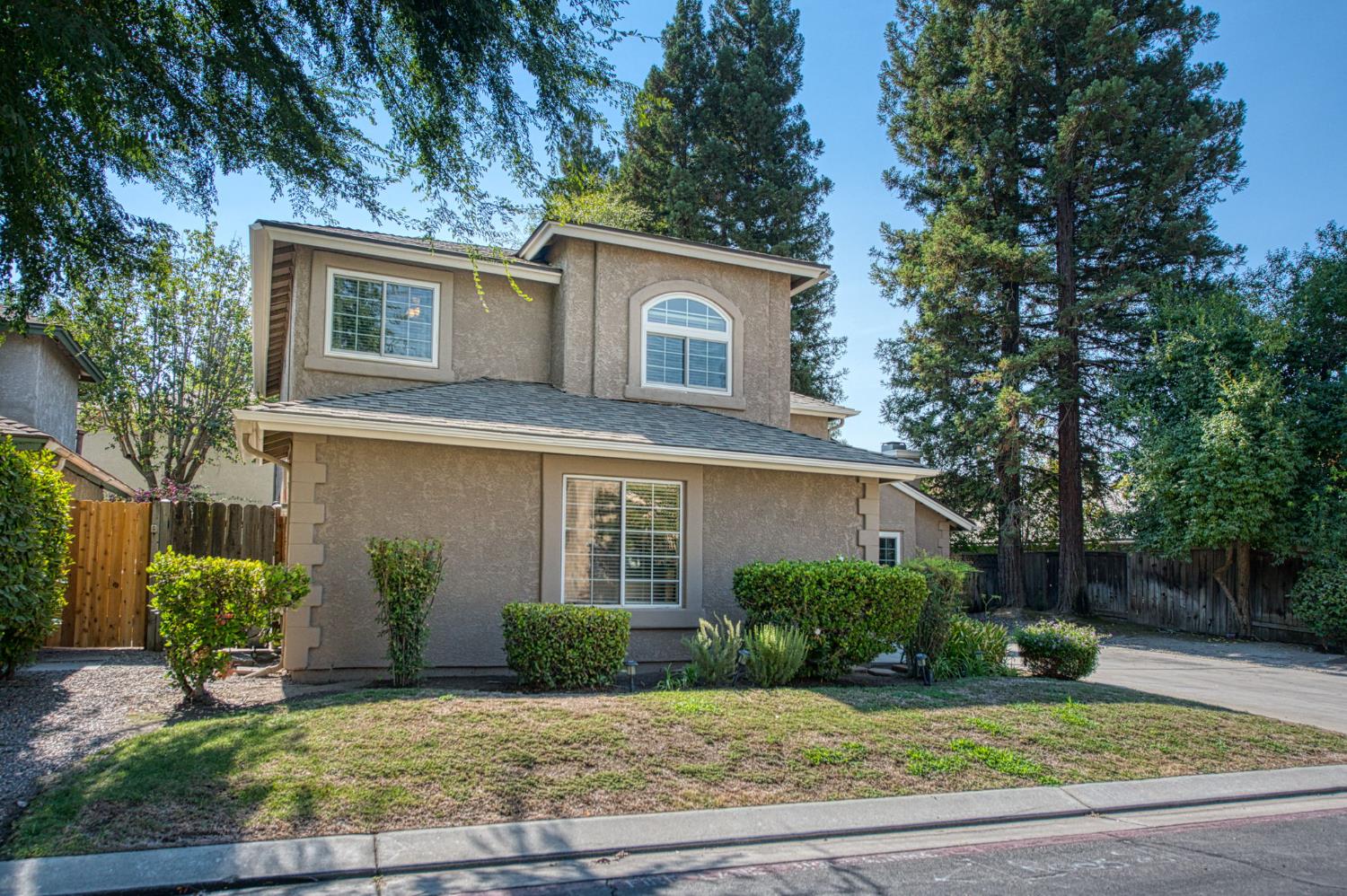 10668 N Lighthouse Dr, Fresno, CA 93730