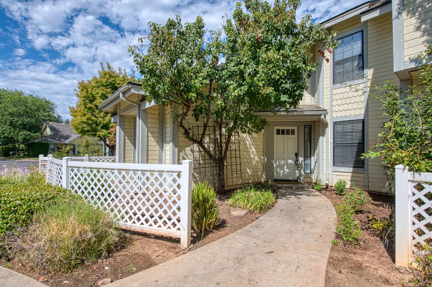 955 E Foxhill Dr, Fresno, CA 93720