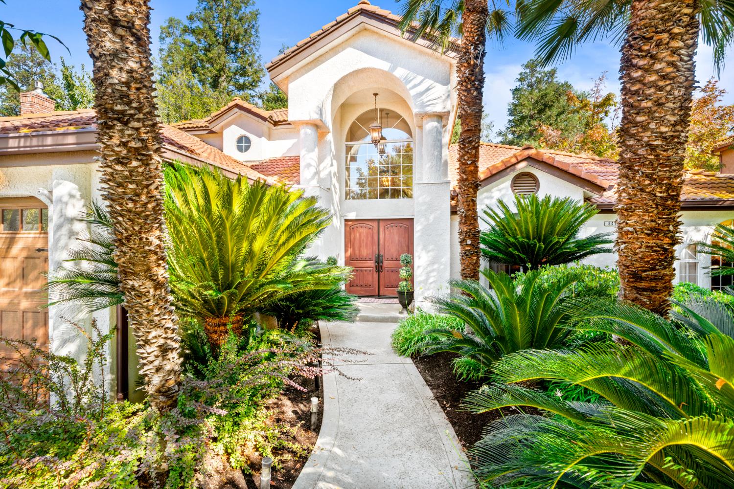 841 E Country View Cir, Fresno, CA 93730