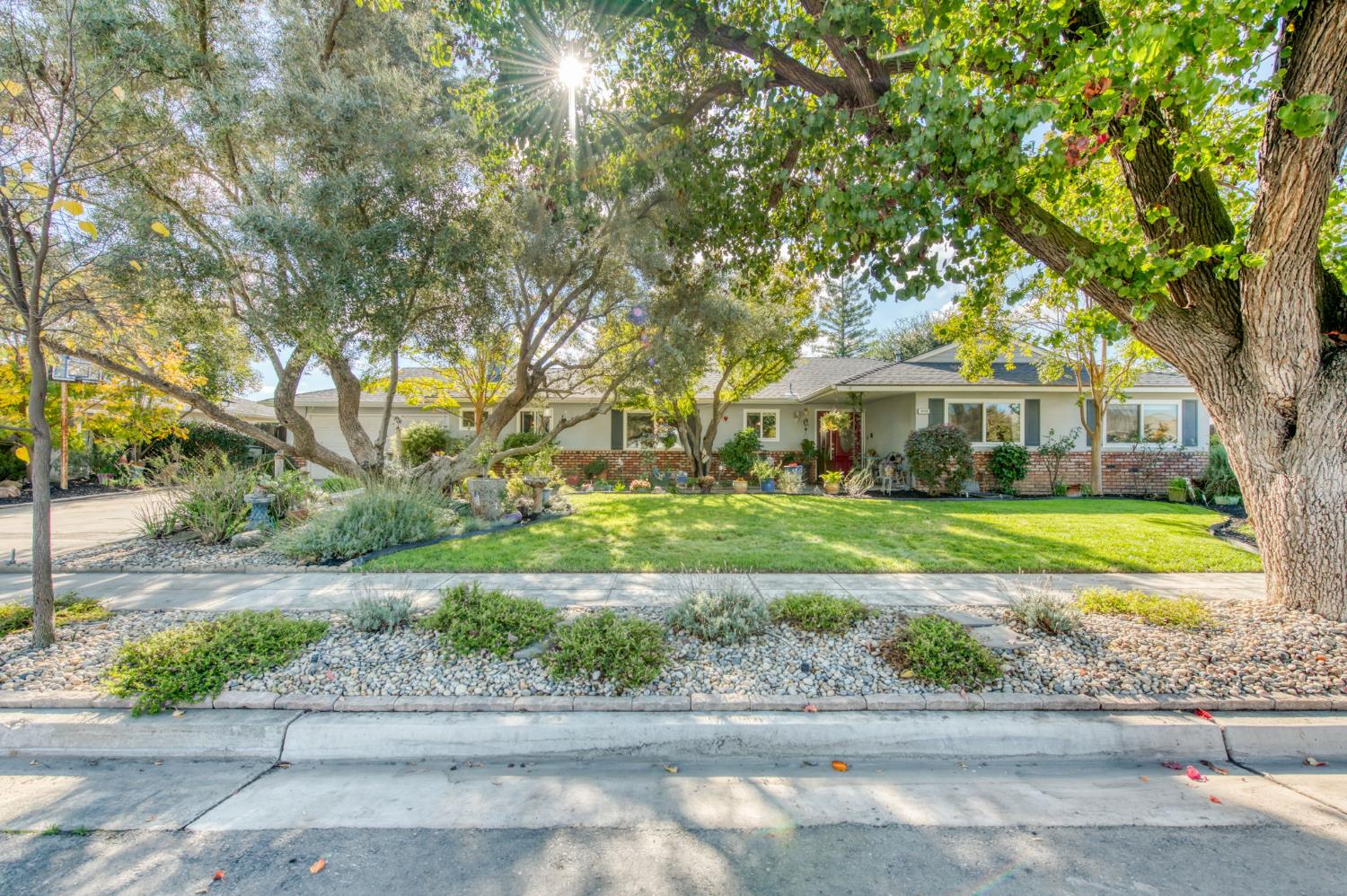 3059 W Dovewood Ln W, Fresno, CA 93711