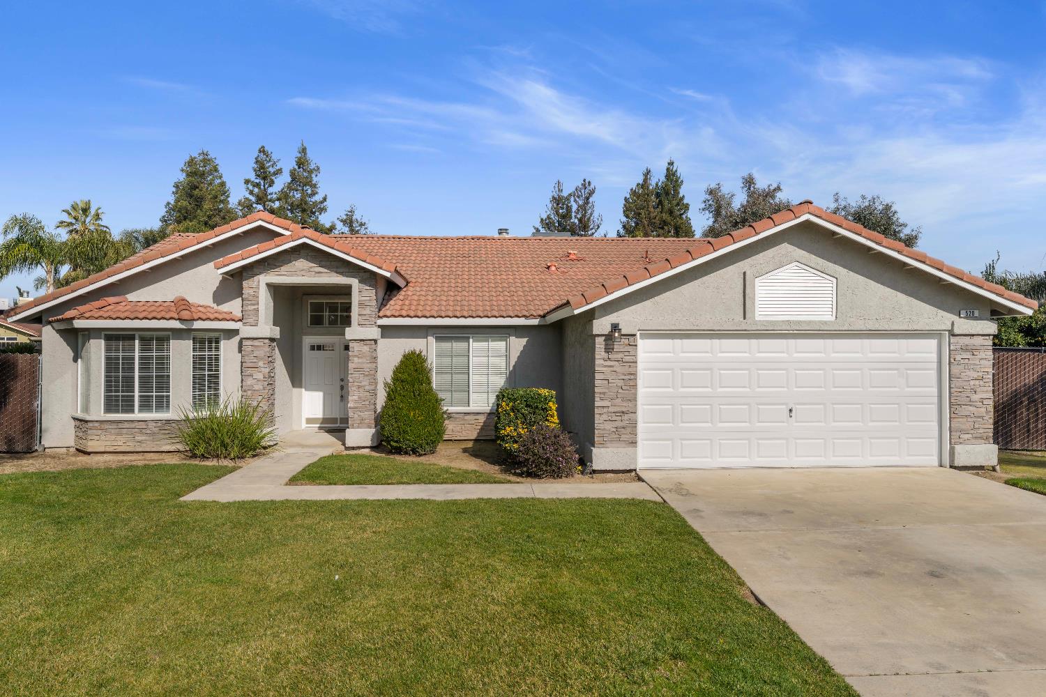 520 S Burgundy St, Kerman, CA 93630
