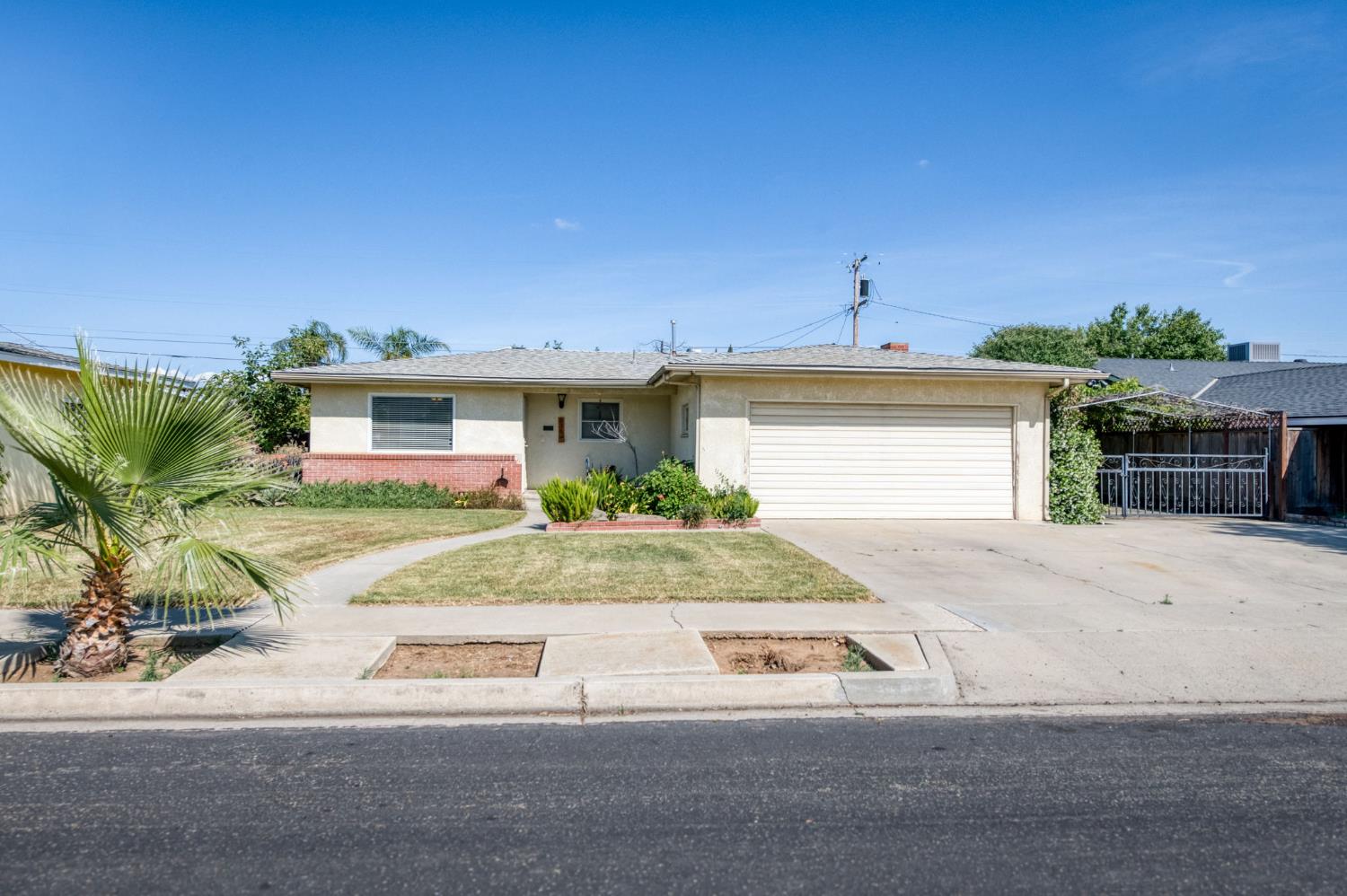 636 Newton Dr, Dinuba, CA 93618