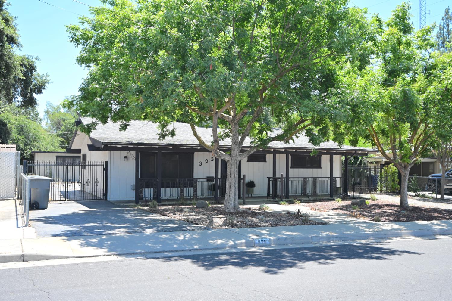 323 Elm Ave, Clovis, CA 93612