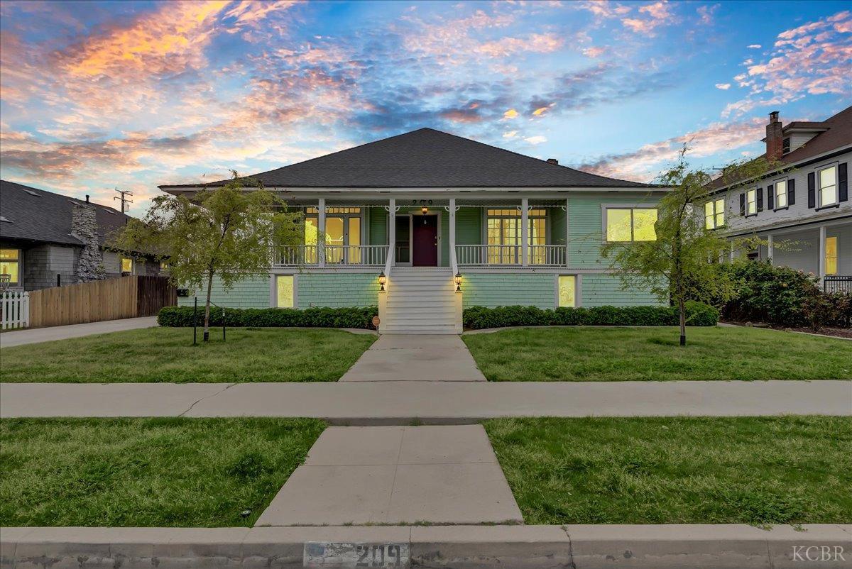 209 E 10th St, Hanford, CA 93230