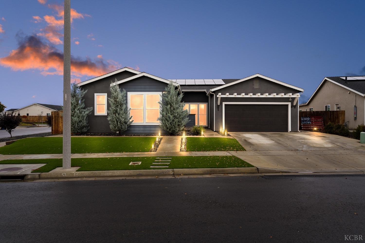 2476 W Bristol Ln, Hanford, CA 93230