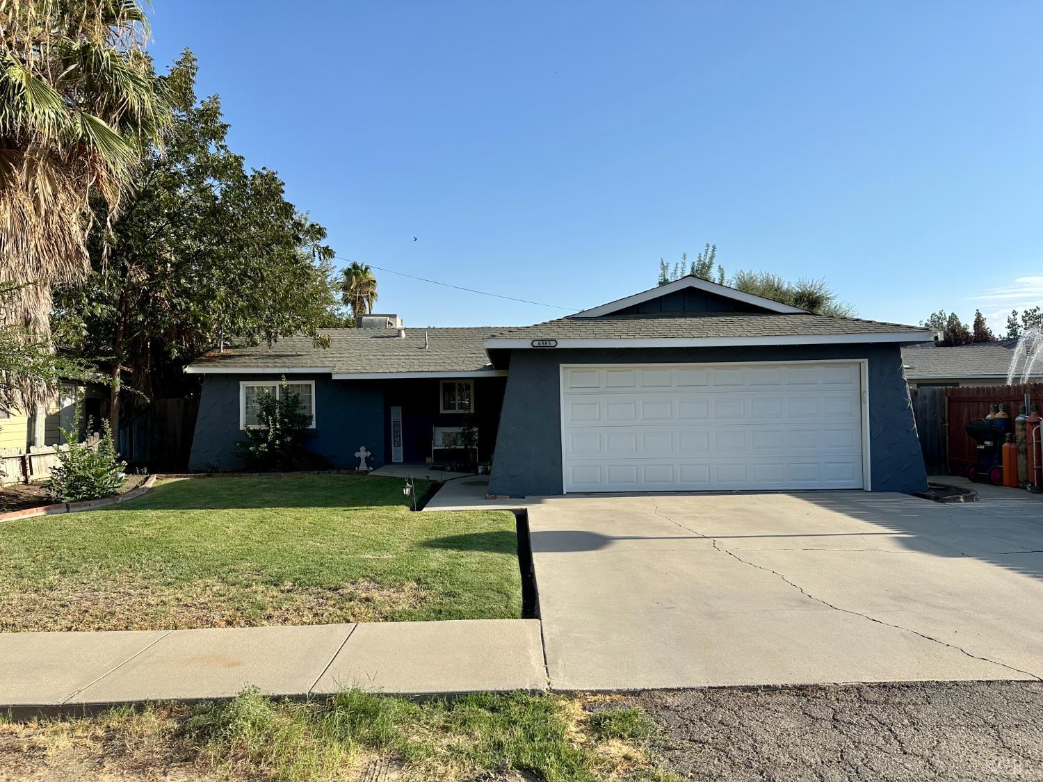 6585 Murphy Ave, Laton, CA 93242