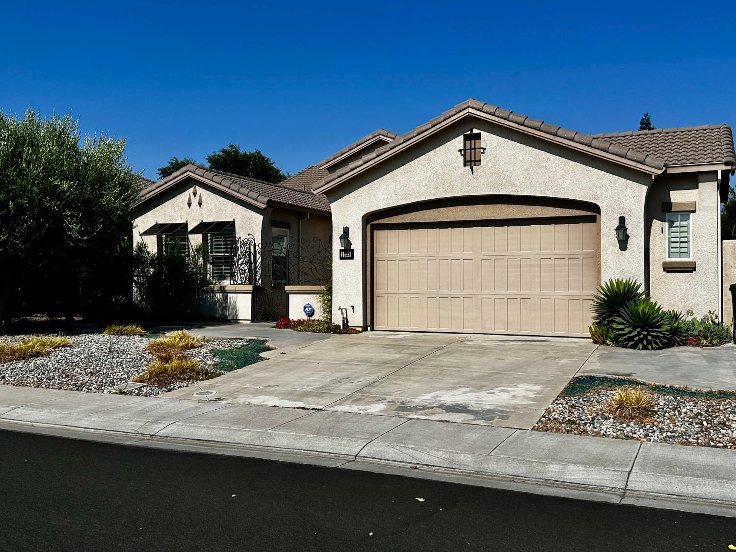 2253 Maple Hollow Ln, Manteca, CA 95336