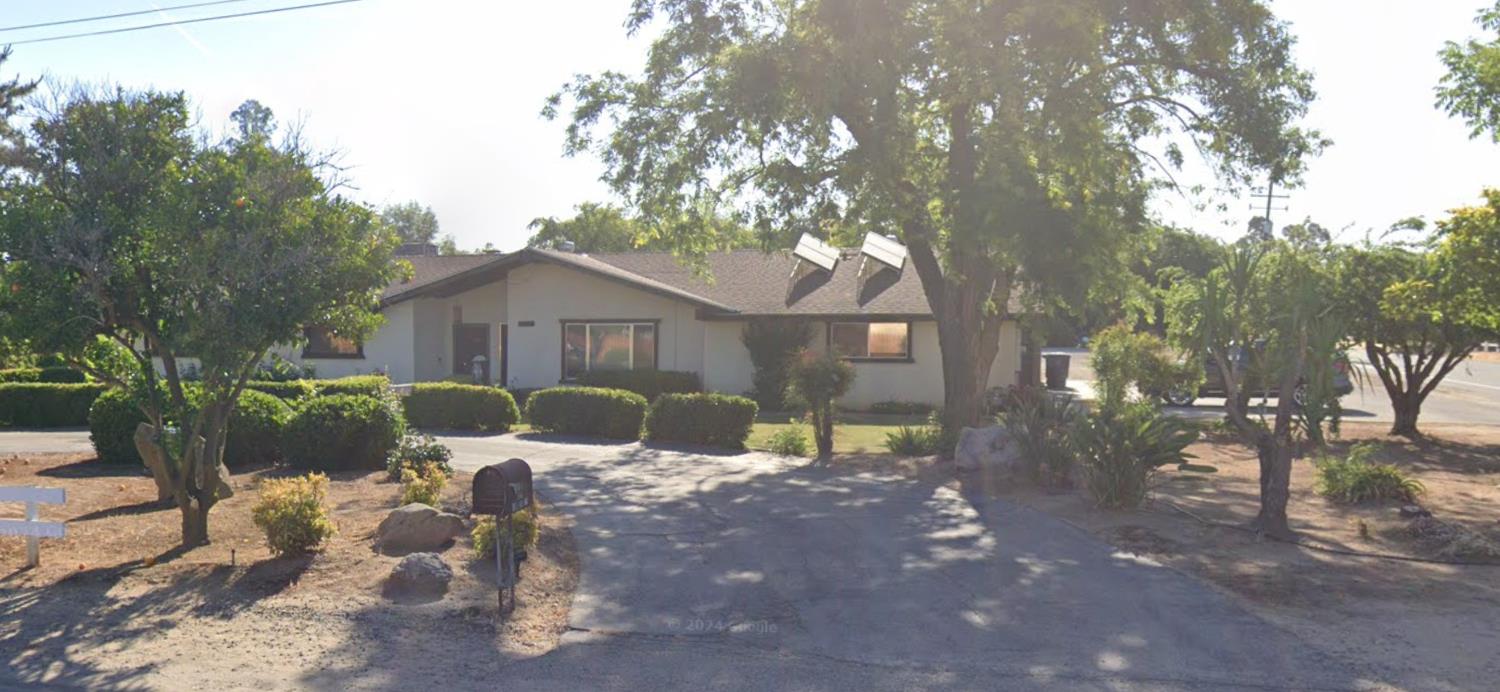 827 N Armstrong Ave, Clovis, CA 93611