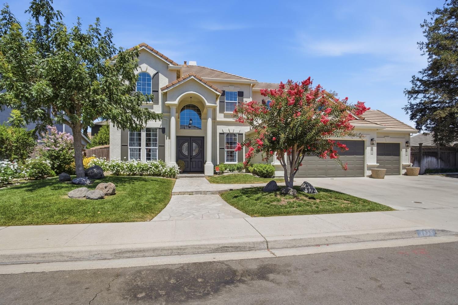 2835 CASTLEVIEW Dr, Turlock, CA 95382
