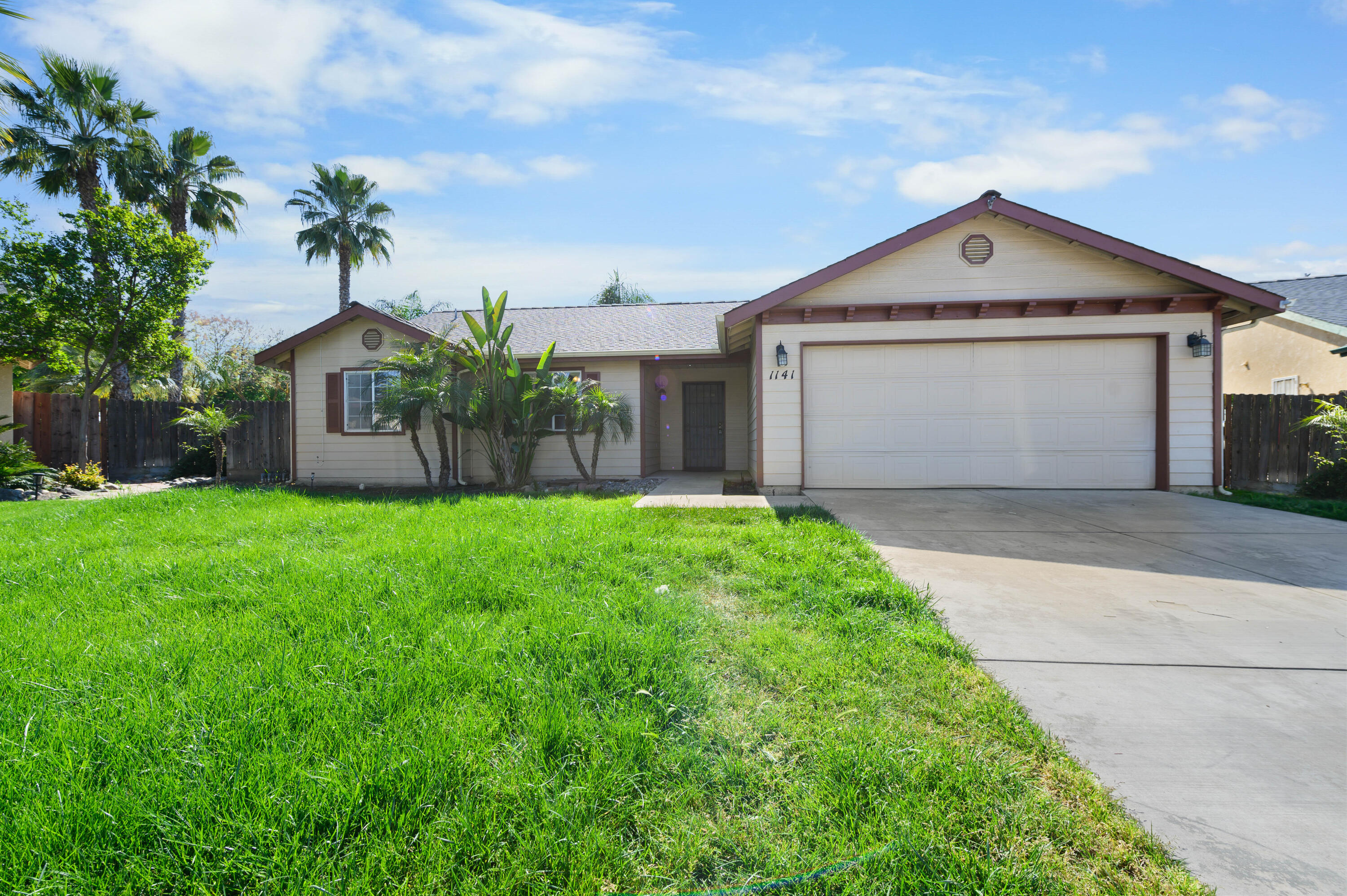 1141 S Laguna St, Visalia, CA 93292