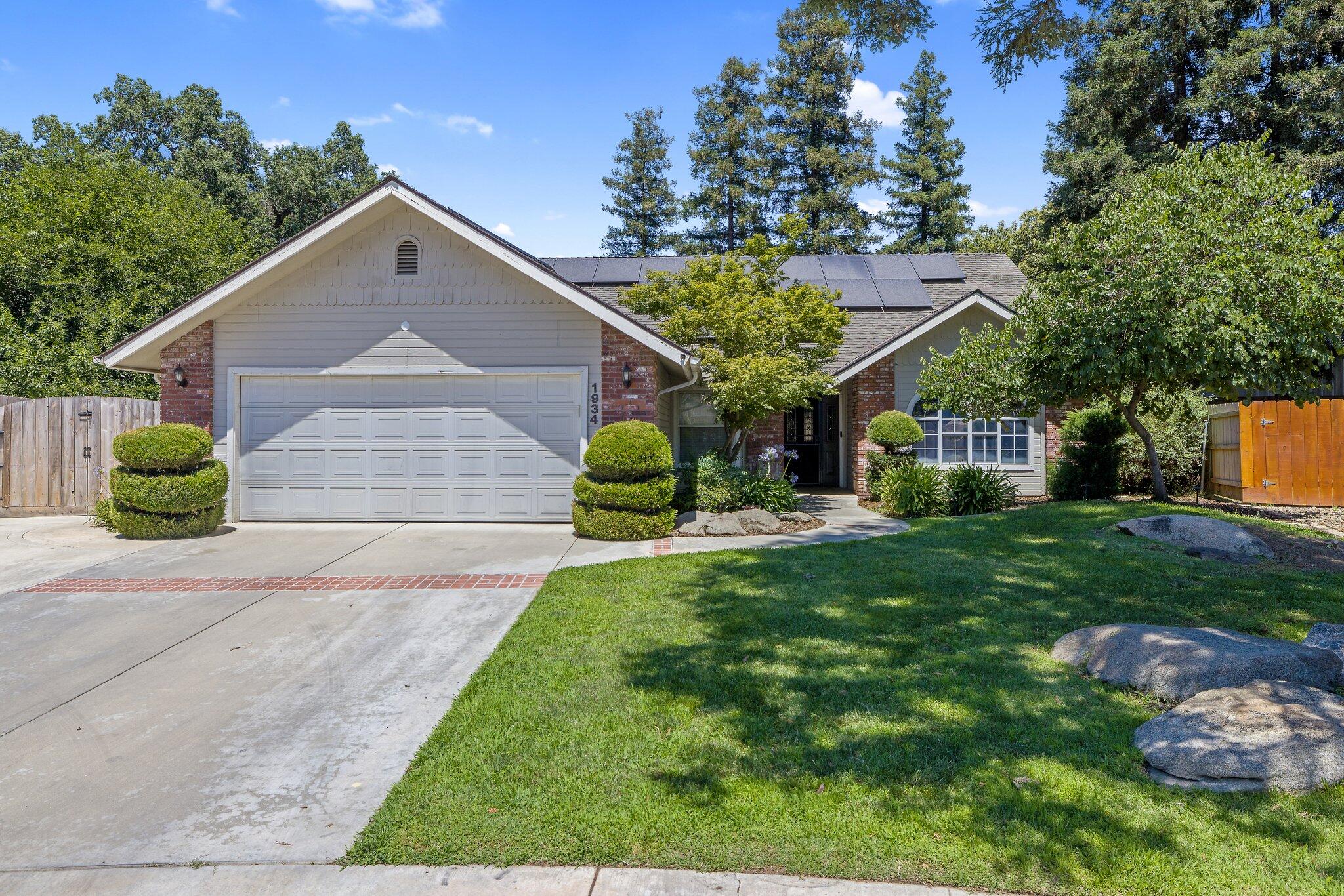 1934 E Parrish Ct, Visalia, CA 93292