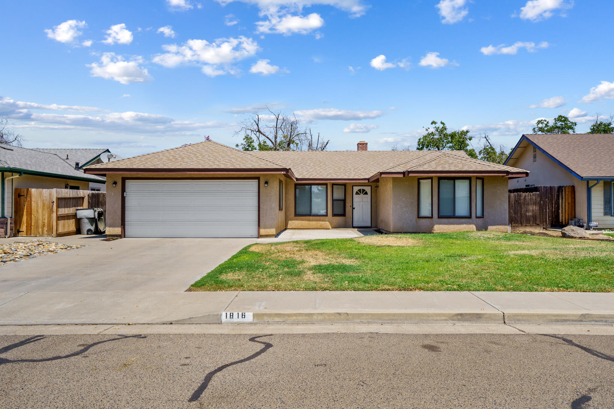 1816 E Parker Ct, Visalia, CA 93292