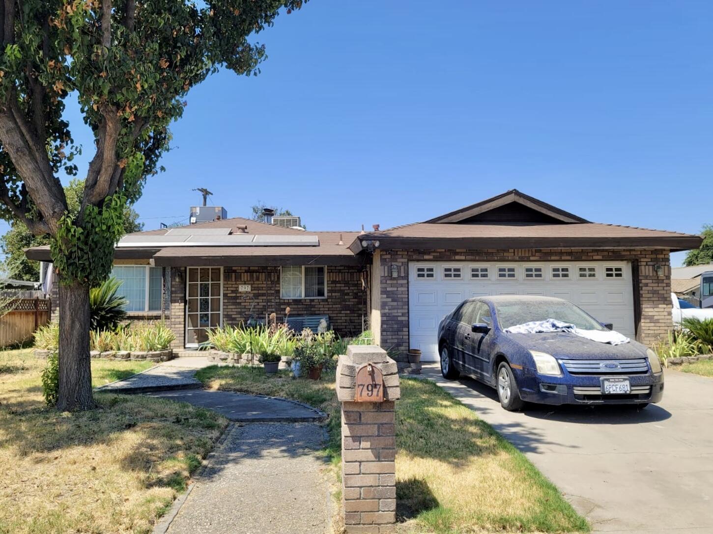 797 S Amber St, Tulare, CA 93274