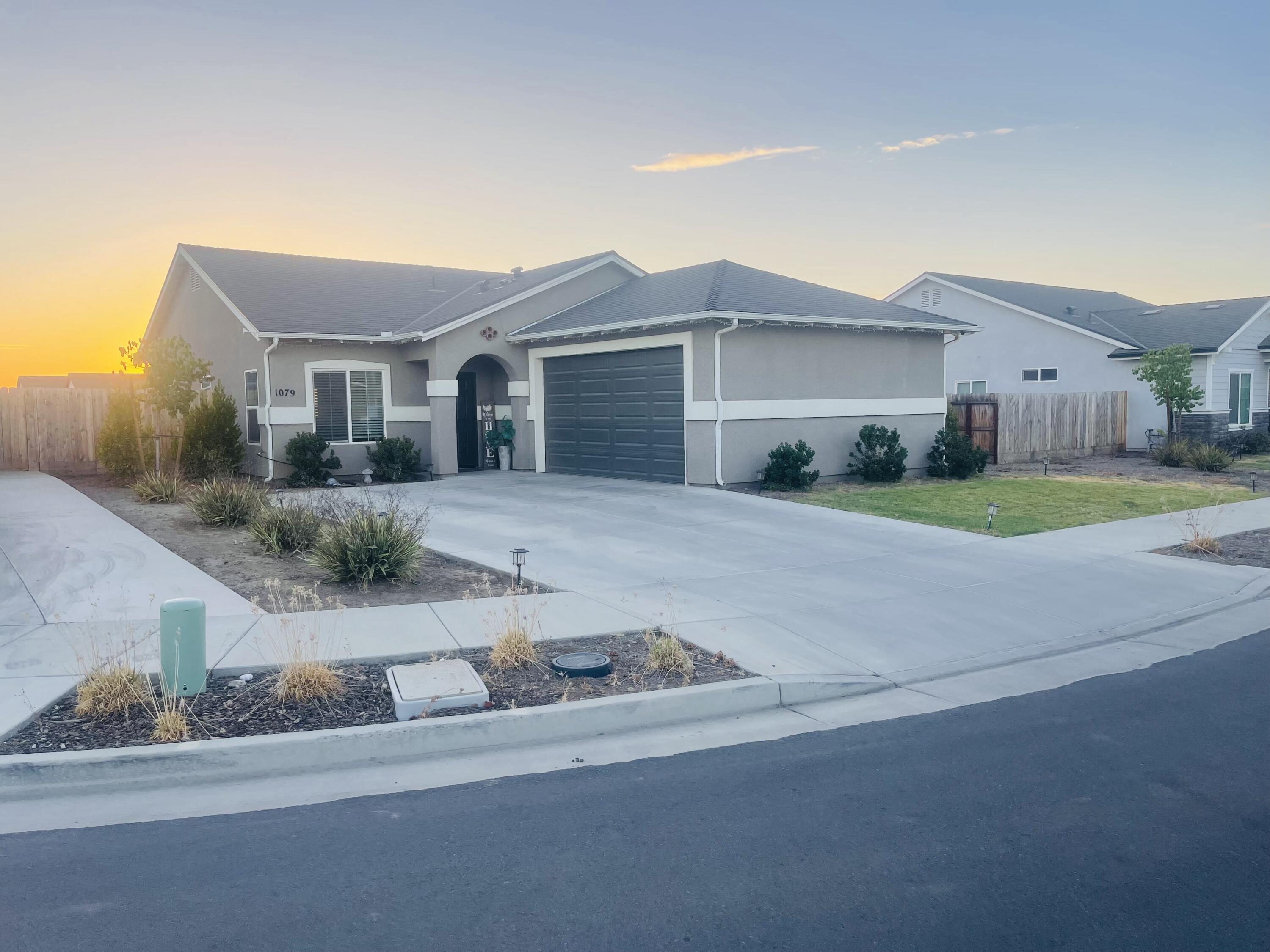 1079 S Lone Oak Ct, Porterville, CA 93257