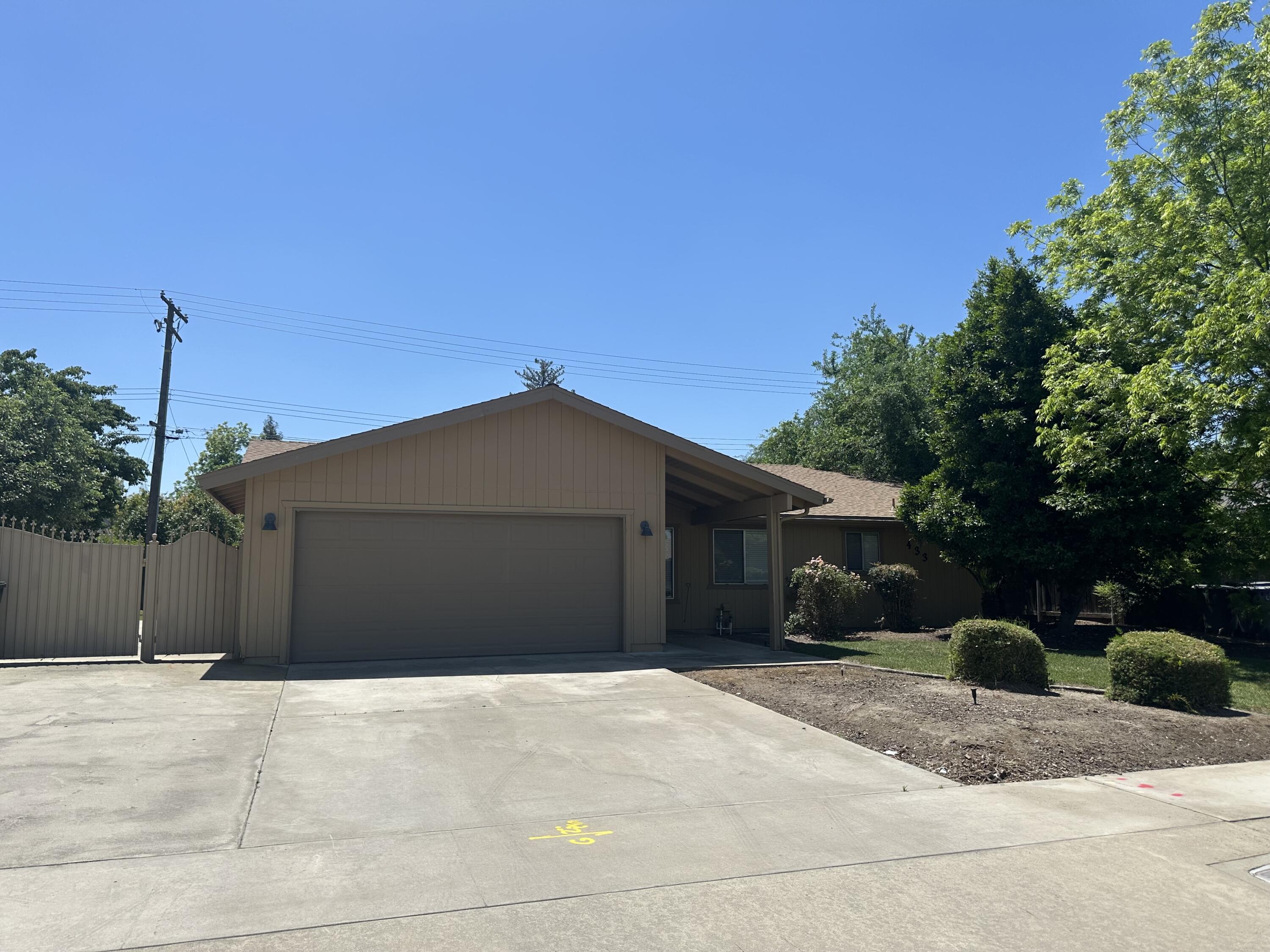 433 E Washington Ave, Tulare, CA 93274