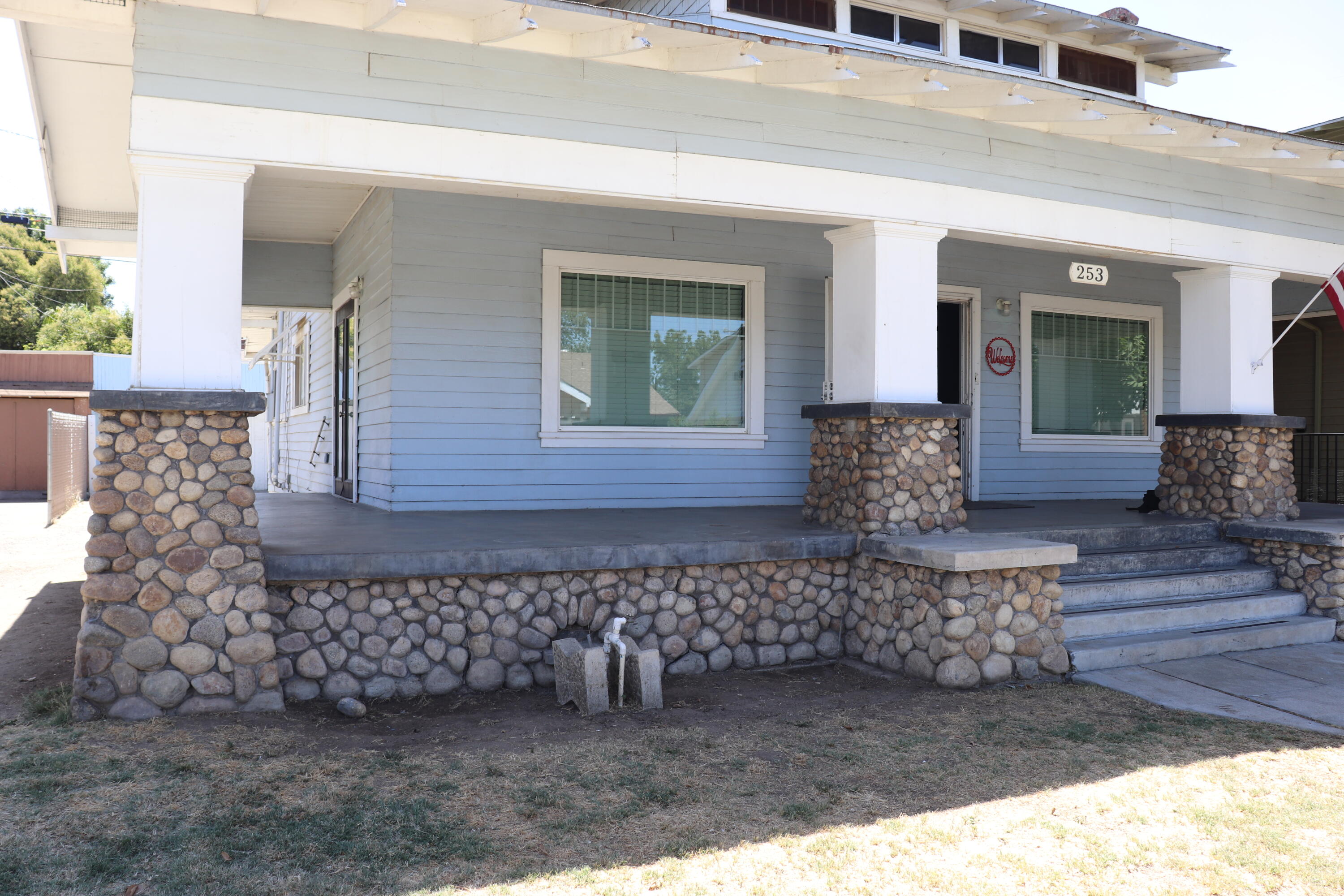 253 E Putnam Ave, Porterville, CA 93257