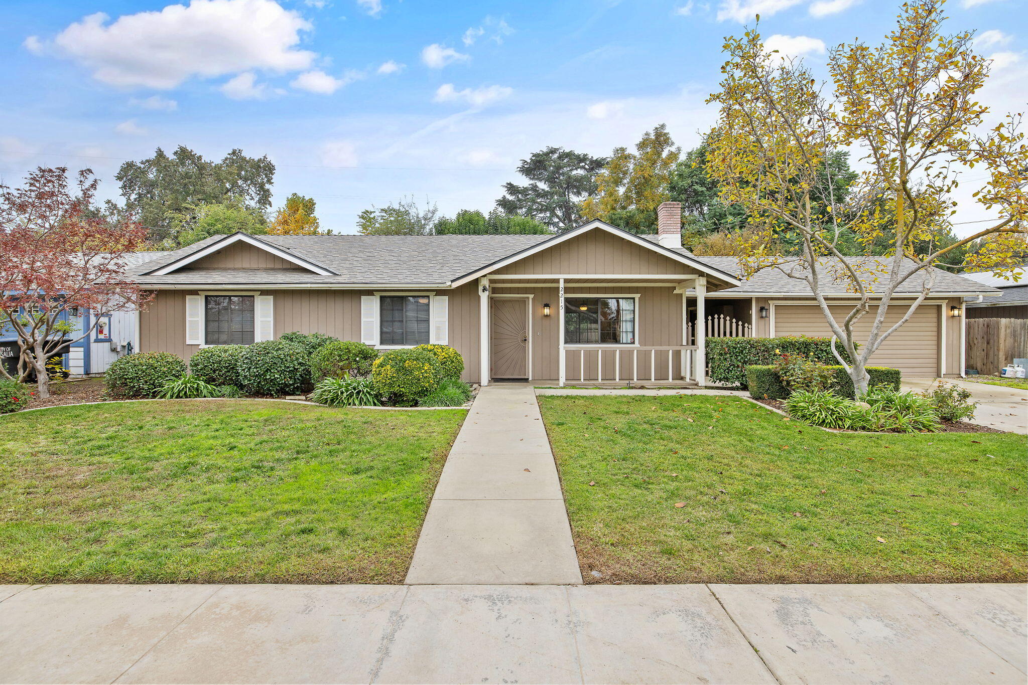 2215 E Myrtle Ct, Visalia, CA 93292