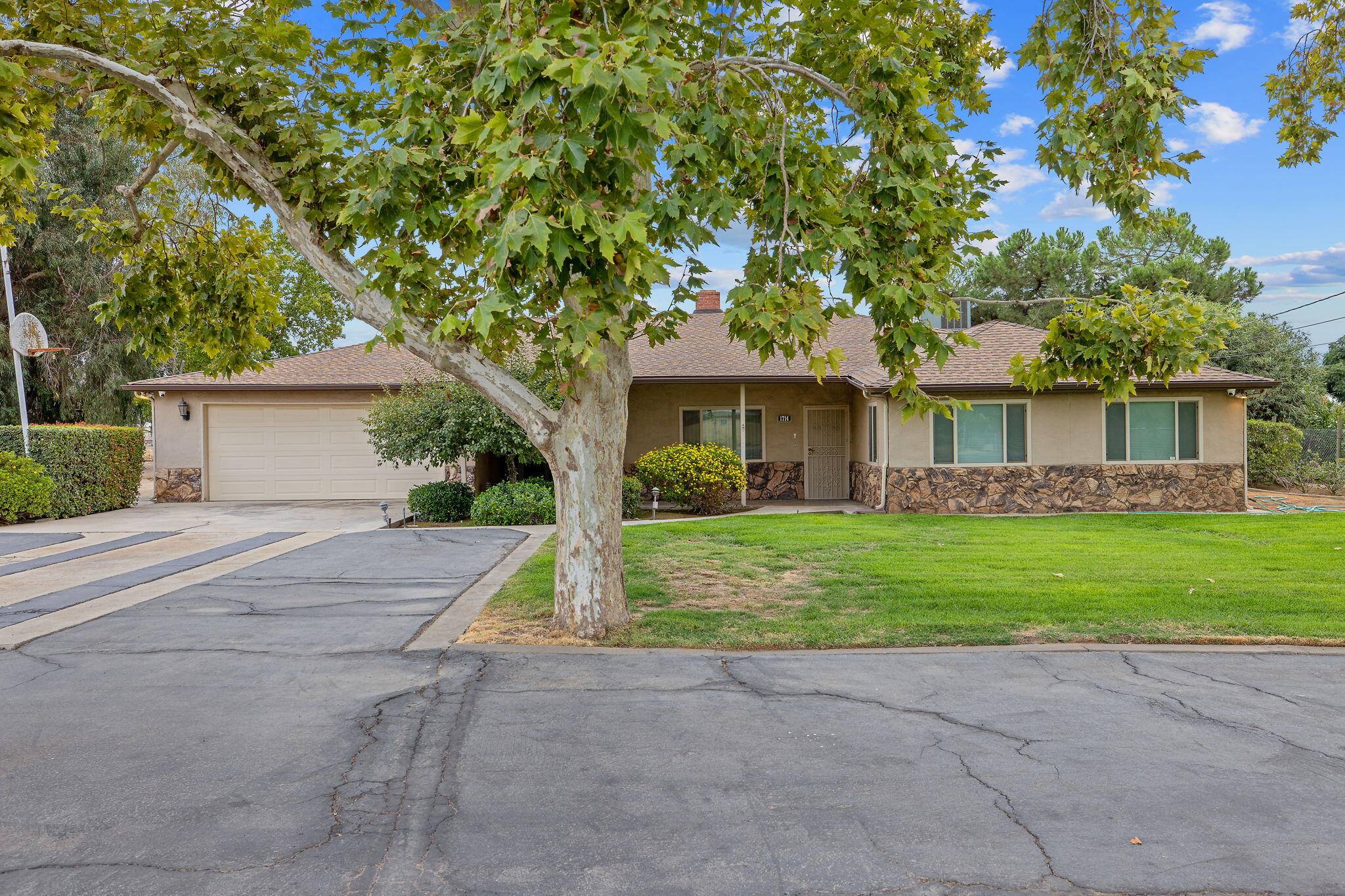 1714 N Blythe Ave, Fresno, CA 93722