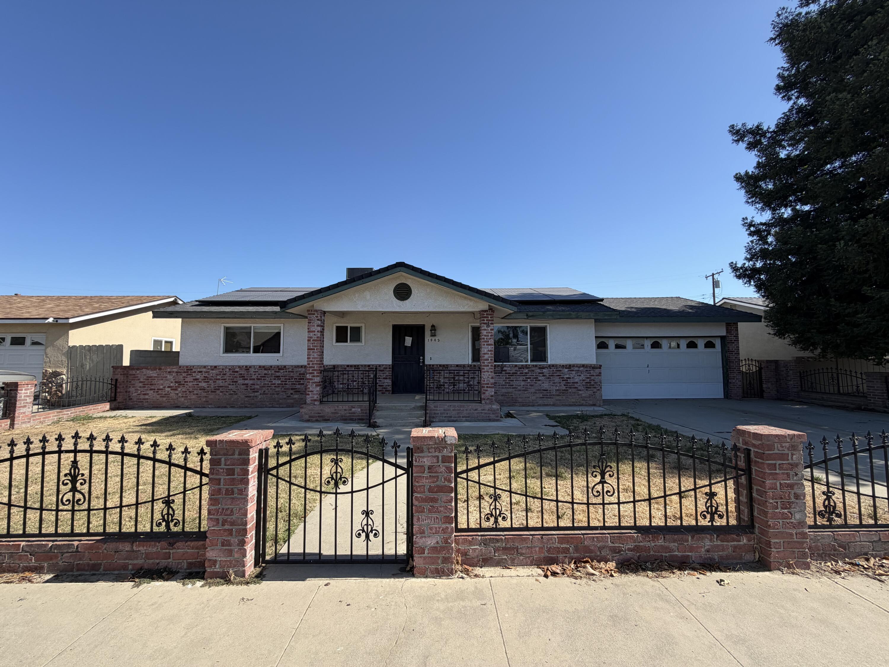 1442 W Oakland Ave, Tulare, CA 93274