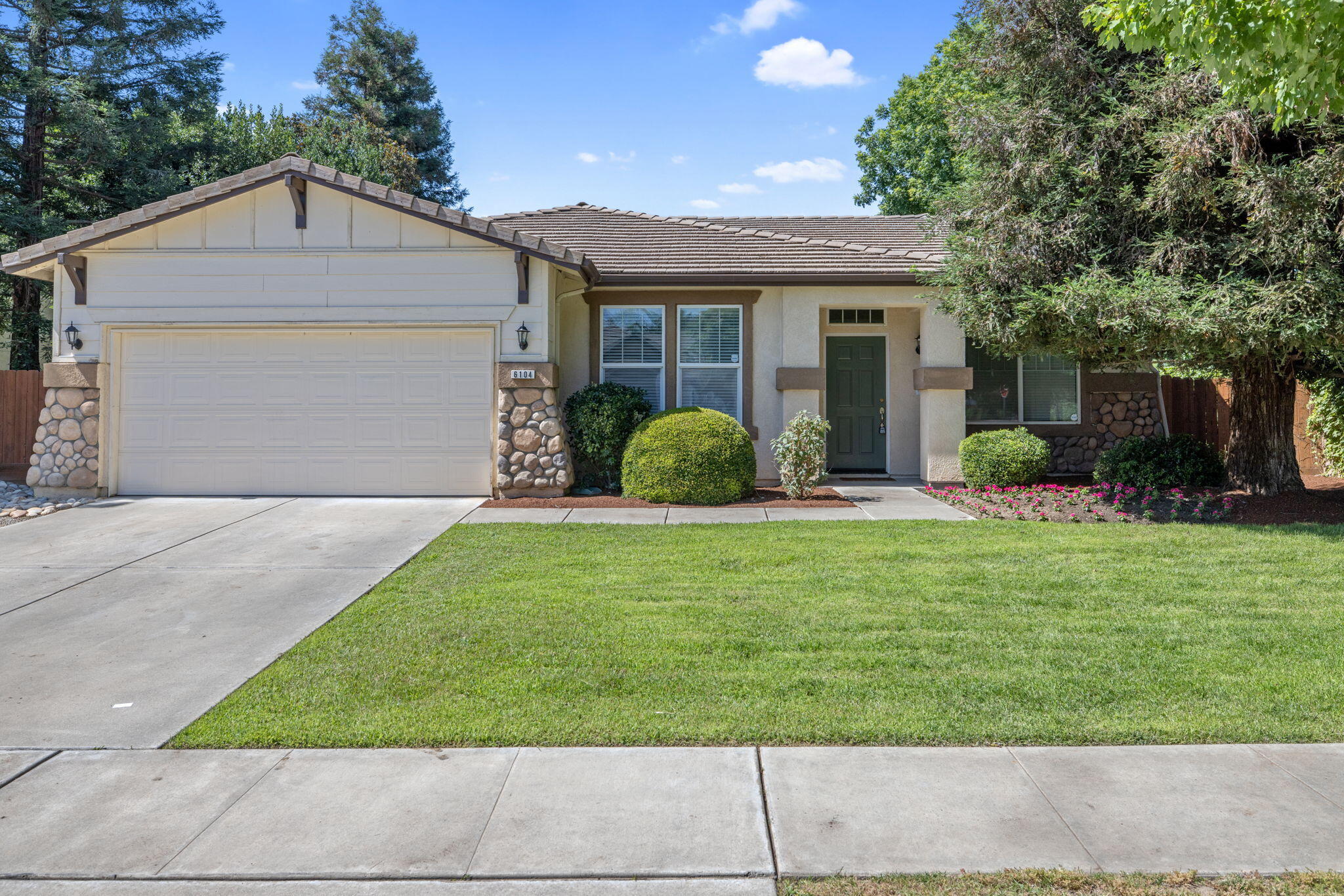 6104 W Laura Ave, Visalia, CA 93277
