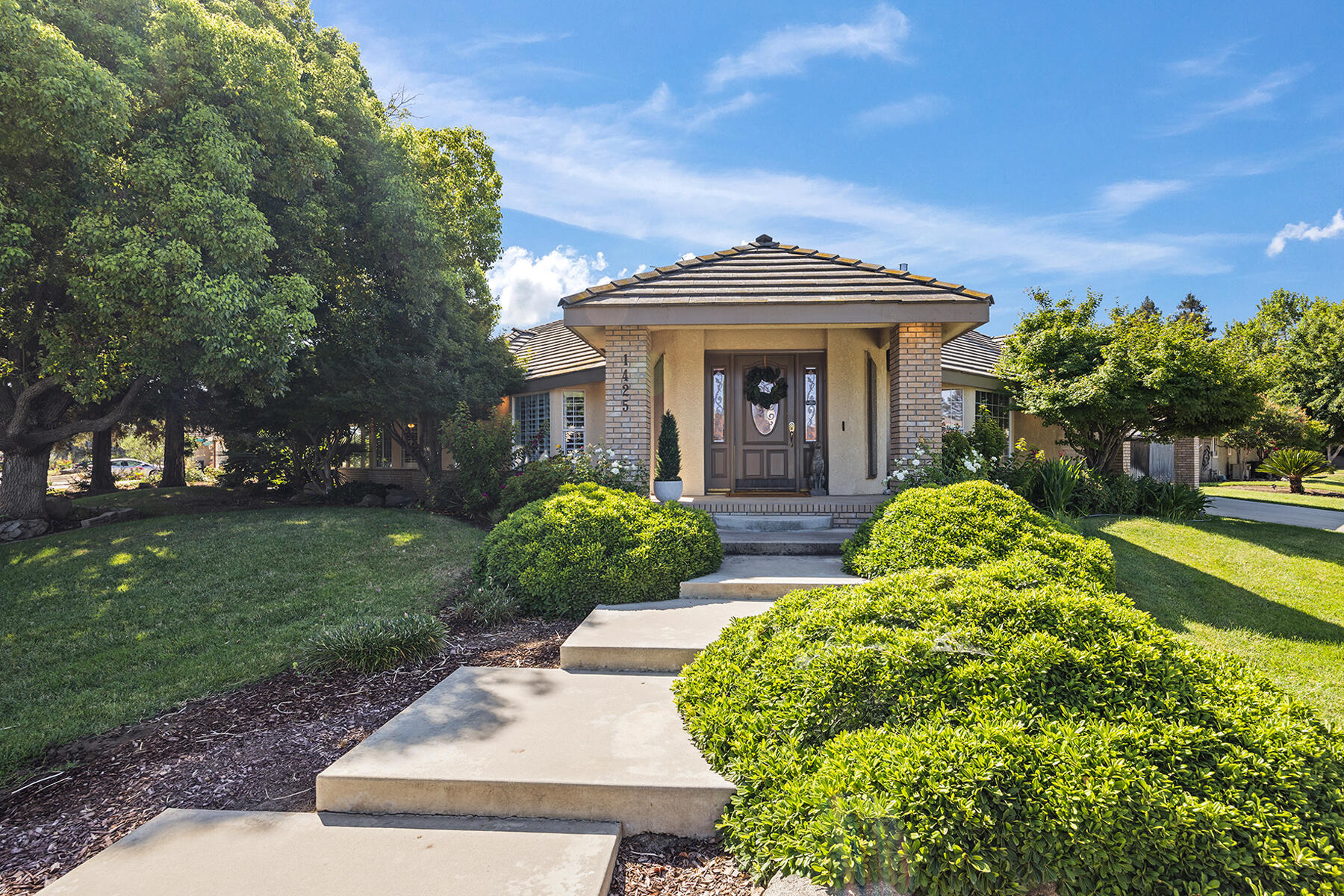 1425 E Paradise Ave, Visalia, CA 93292