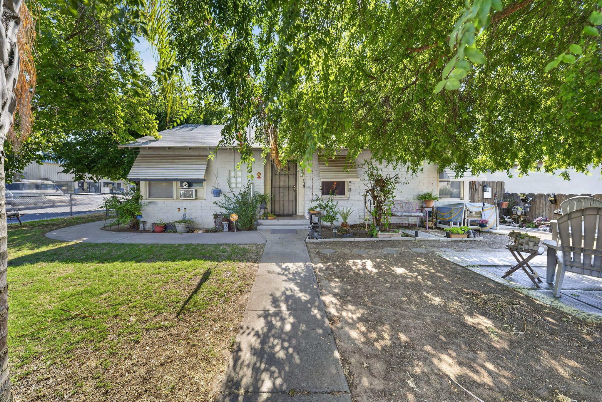 1220 N Highland St, Visalia, CA 93291