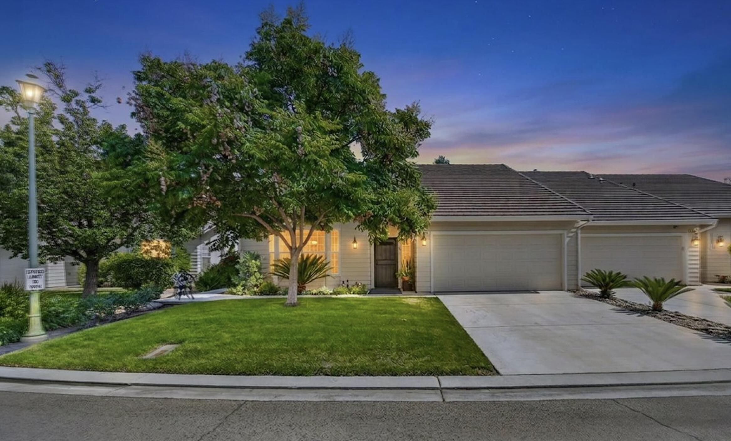 337 Village Dr, Dinuba, CA 93618