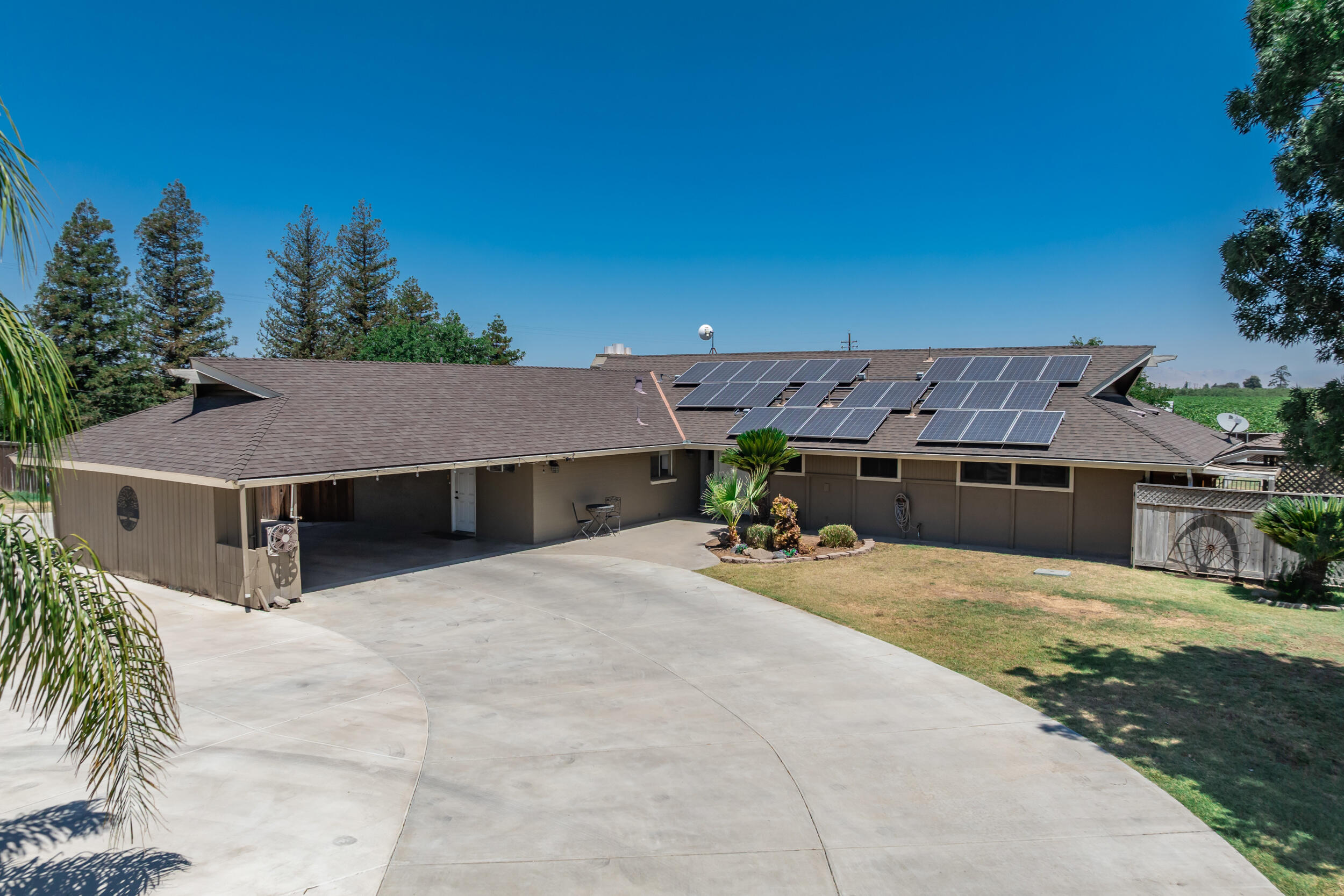936 E Nebraska Ave, Dinuba, CA 93618