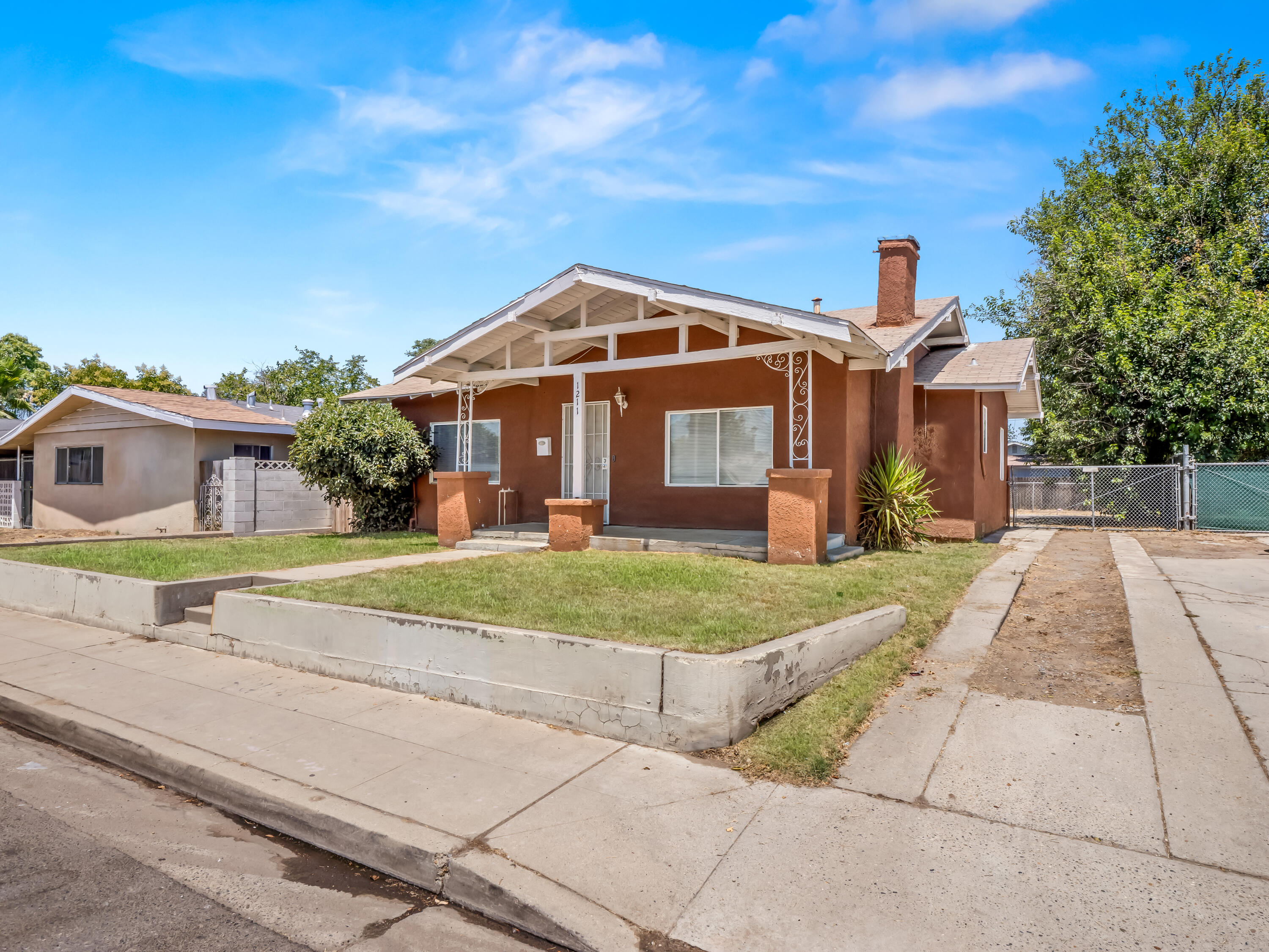1211 E Clinton Ave, Fresno, CA 93704