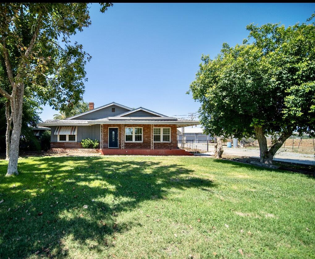 213 E Citrus St, Lindsay, CA 93247
