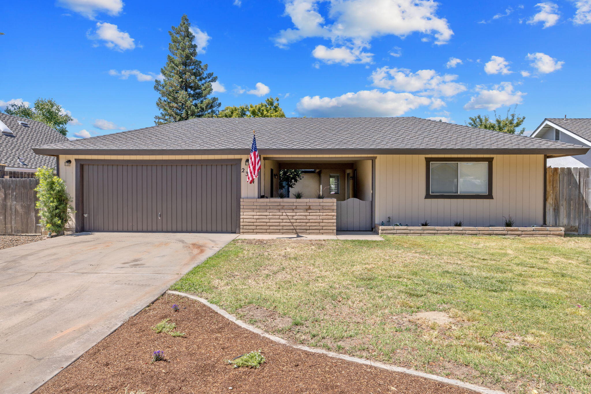 2324 E Harvard Ct, Visalia, CA 93292